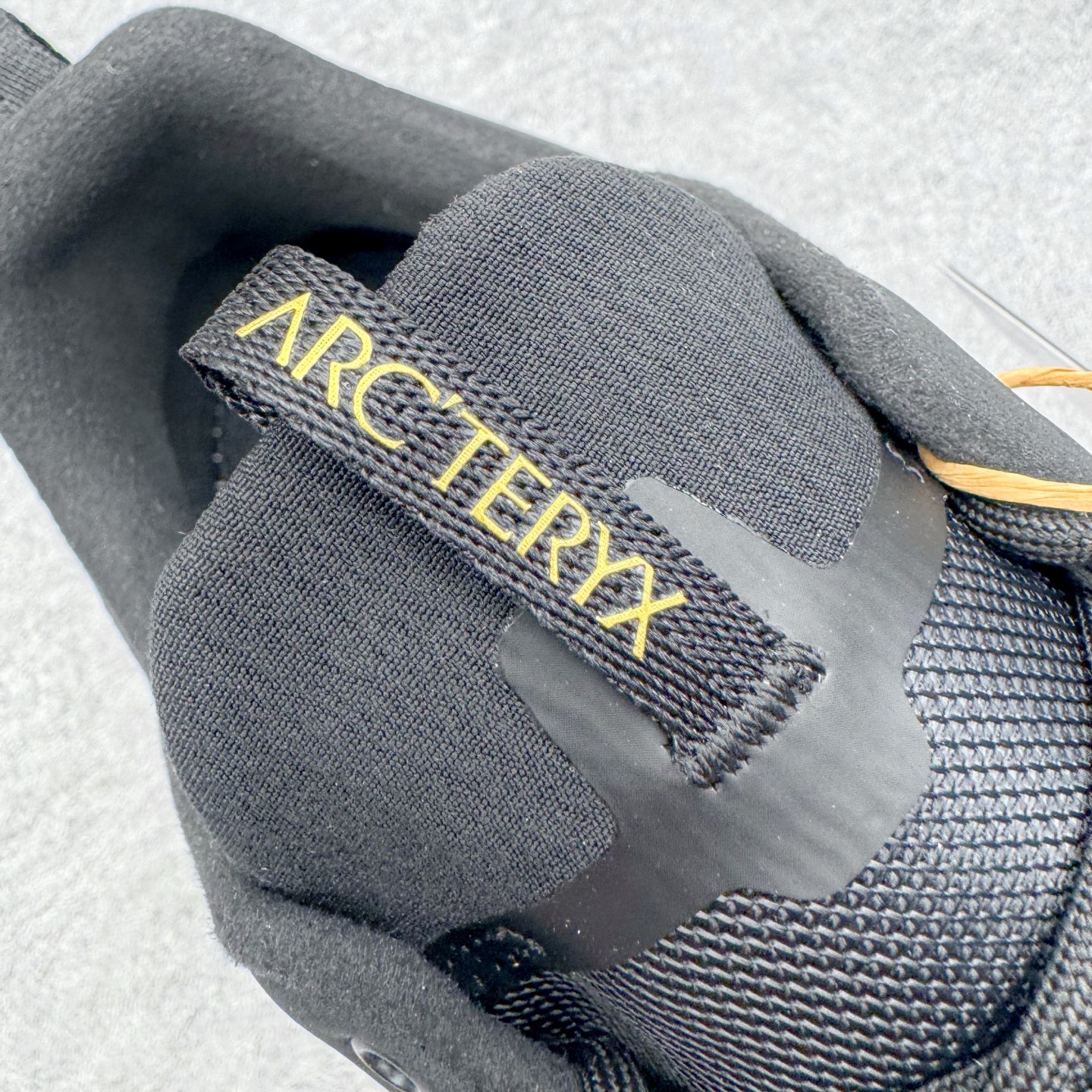 图片[12]-＃HP Arcteryx始祖鸟 Konseal Shoe 舒适 防滑耐磨透气支撑抓地登山鞋 代购指定版本 原数据开发 不掉标 正确高频字体 鸟爪细节完美 区别市场公版货 错误字体货 中底带钢印上脚舒适轻便无负重感 四季百搭 始祖鸟 KONSEAL 轻量户外鞋 这双鞋不仅仅可以穿着逛街上班，更可以穿着徒步旅游甚至攀岩！说实话，没多少人真的会去攀岩，经我们试穿，这双鞋，日常穿也是非常舒服轻便！搭配日常的衣服完全不违和！结构中底TPU底盘，保护双脚。配置3D模具保护双脚+一体化系带系统，鞋面防撕裂网布、TPU保护膜和牛巴革合成面料，喜欢放心入！这种类型的鞋子咱们家超难得遇到一次，喜欢一定不要错过 尺码：39 40 40.5 41 42 42.5 43 44 44.5 45-选品中心