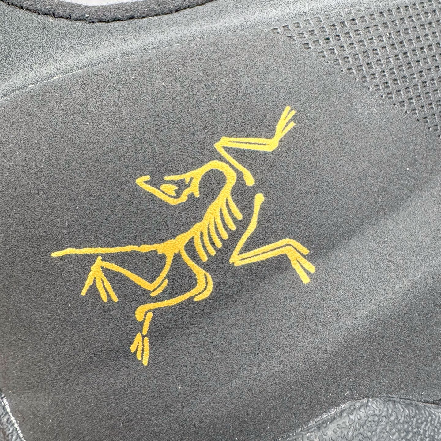 图片[15]-＃HP Arcteryx始祖鸟 Konseal Shoe 舒适 防滑耐磨透气支撑抓地登山鞋 代购指定版本 原数据开发 不掉标 正确高频字体 鸟爪细节完美 区别市场公版货 错误字体货 中底带钢印上脚舒适轻便无负重感 四季百搭 始祖鸟 KONSEAL 轻量户外鞋 这双鞋不仅仅可以穿着逛街上班，更可以穿着徒步旅游甚至攀岩！说实话，没多少人真的会去攀岩，经我们试穿，这双鞋，日常穿也是非常舒服轻便！搭配日常的衣服完全不违和！结构中底TPU底盘，保护双脚。配置3D模具保护双脚+一体化系带系统，鞋面防撕裂网布、TPU保护膜和牛巴革合成面料，喜欢放心入！这种类型的鞋子咱们家超难得遇到一次，喜欢一定不要错过 尺码：39 40 40.5 41 42 42.5 43 44 44.5 45-选品中心