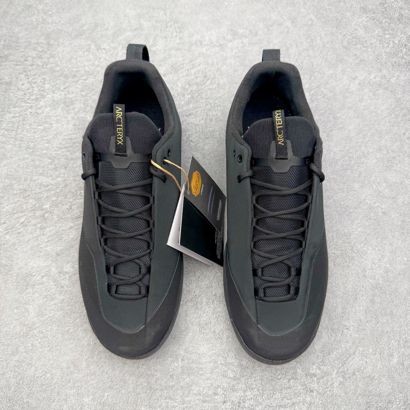 图片[2]-＃HP Arcteryx始祖鸟 Konseal Shoe 舒适 防滑耐磨透气支撑抓地登山鞋 代购指定版本 原数据开发 不掉标 正确高频字体 鸟爪细节完美 区别市场公版货 错误字体货 中底带钢印上脚舒适轻便无负重感 四季百搭 始祖鸟 KONSEAL 轻量户外鞋 这双鞋不仅仅可以穿着逛街上班，更可以穿着徒步旅游甚至攀岩！说实话，没多少人真的会去攀岩，经我们试穿，这双鞋，日常穿也是非常舒服轻便！搭配日常的衣服完全不违和！结构中底TPU底盘，保护双脚。配置3D模具保护双脚+一体化系带系统，鞋面防撕裂网布、TPU保护膜和牛巴革合成面料，喜欢放心入！这种类型的鞋子咱们家超难得遇到一次，喜欢一定不要错过 尺码：39 40 40.5 41 42 42.5 43 44 44.5 45-选品中心