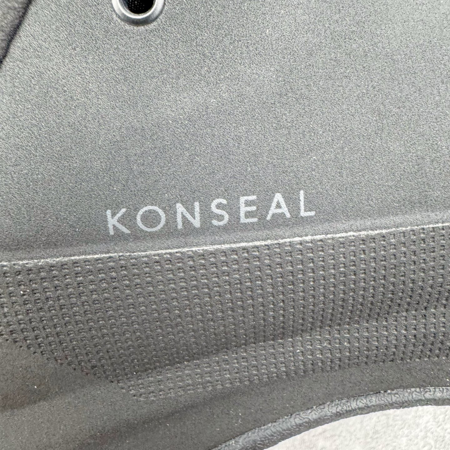 图片[17]-＃HP Arcteryx始祖鸟 Konseal Shoe 舒适 防滑耐磨透气支撑抓地登山鞋 代购指定版本 原数据开发 不掉标 正确高频字体 鸟爪细节完美 区别市场公版货 错误字体货 中底带钢印上脚舒适轻便无负重感 四季百搭 始祖鸟 KONSEAL 轻量户外鞋 这双鞋不仅仅可以穿着逛街上班，更可以穿着徒步旅游甚至攀岩！说实话，没多少人真的会去攀岩，经我们试穿，这双鞋，日常穿也是非常舒服轻便！搭配日常的衣服完全不违和！结构中底TPU底盘，保护双脚。配置3D模具保护双脚+一体化系带系统，鞋面防撕裂网布、TPU保护膜和牛巴革合成面料，喜欢放心入！这种类型的鞋子咱们家超难得遇到一次，喜欢一定不要错过 尺码：39 40 40.5 41 42 42.5 43 44 44.5 45-选品中心