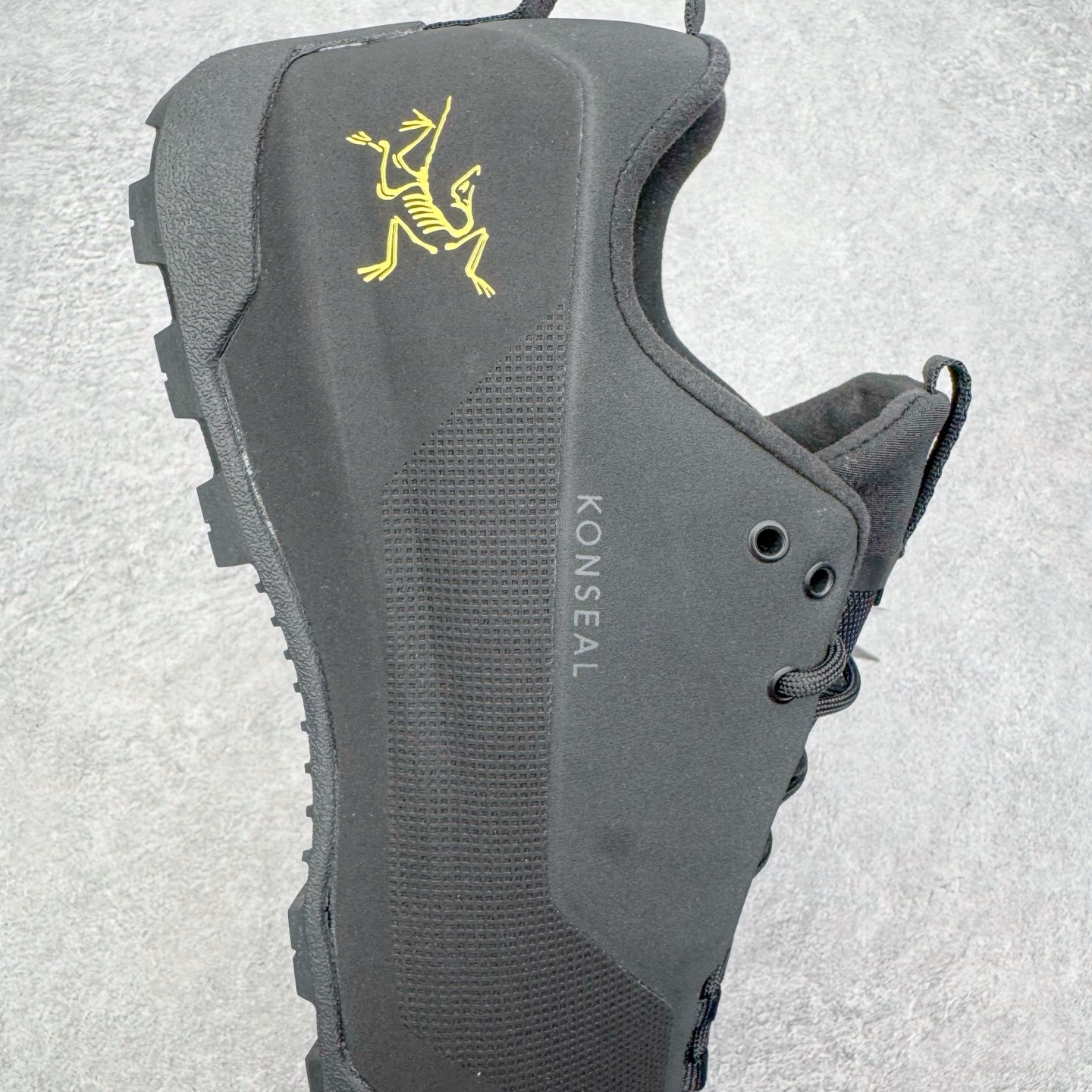 图片[6]-＃HP Arcteryx始祖鸟 Konseal Shoe 舒适 防滑耐磨透气支撑抓地登山鞋 代购指定版本 原数据开发 不掉标 正确高频字体 鸟爪细节完美 区别市场公版货 错误字体货 中底带钢印上脚舒适轻便无负重感 四季百搭 始祖鸟 KONSEAL 轻量户外鞋 这双鞋不仅仅可以穿着逛街上班，更可以穿着徒步旅游甚至攀岩！说实话，没多少人真的会去攀岩，经我们试穿，这双鞋，日常穿也是非常舒服轻便！搭配日常的衣服完全不违和！结构中底TPU底盘，保护双脚。配置3D模具保护双脚+一体化系带系统，鞋面防撕裂网布、TPU保护膜和牛巴革合成面料，喜欢放心入！这种类型的鞋子咱们家超难得遇到一次，喜欢一定不要错过 尺码：39 40 40.5 41 42 42.5 43 44 44.5 45-选品中心