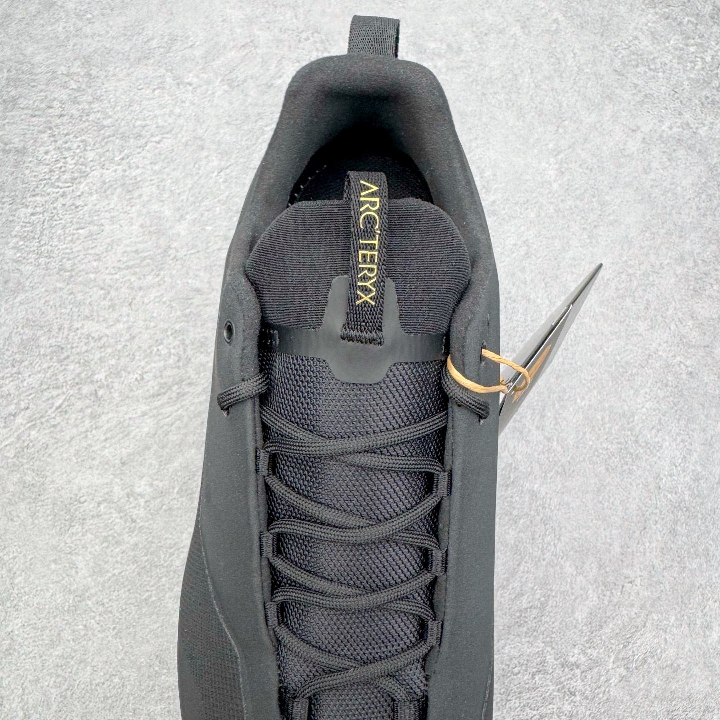 图片[5]-＃HP Arcteryx始祖鸟 Konseal Shoe 舒适 防滑耐磨透气支撑抓地登山鞋 代购指定版本 原数据开发 不掉标 正确高频字体 鸟爪细节完美 区别市场公版货 错误字体货 中底带钢印上脚舒适轻便无负重感 四季百搭 始祖鸟 KONSEAL 轻量户外鞋 这双鞋不仅仅可以穿着逛街上班，更可以穿着徒步旅游甚至攀岩！说实话，没多少人真的会去攀岩，经我们试穿，这双鞋，日常穿也是非常舒服轻便！搭配日常的衣服完全不违和！结构中底TPU底盘，保护双脚。配置3D模具保护双脚+一体化系带系统，鞋面防撕裂网布、TPU保护膜和牛巴革合成面料，喜欢放心入！这种类型的鞋子咱们家超难得遇到一次，喜欢一定不要错过 尺码：39 40 40.5 41 42 42.5 43 44 44.5 45-选品中心