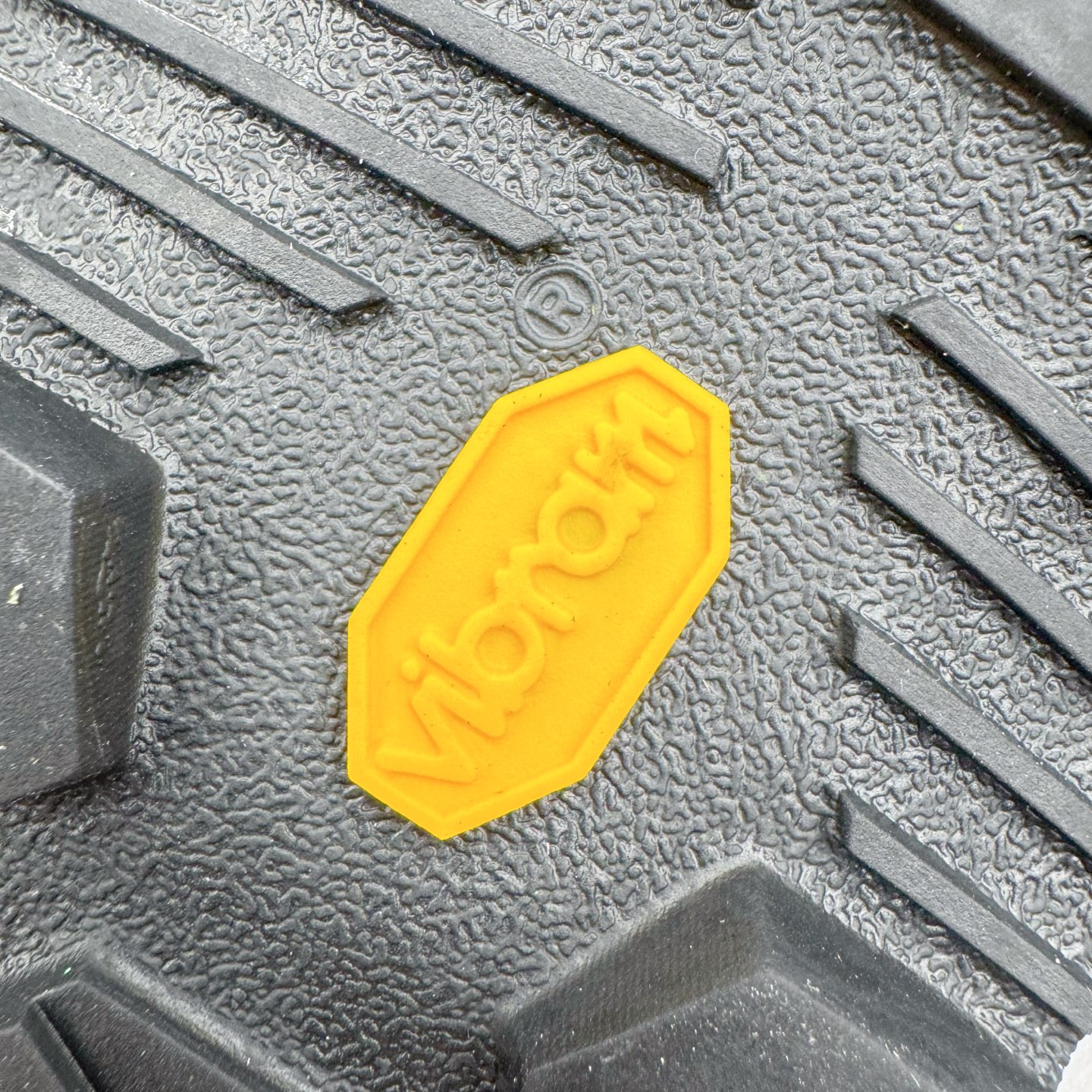 图片[19]-＃HP Arcteryx始祖鸟 Konseal Shoe 舒适 防滑耐磨透气支撑抓地登山鞋 代购指定版本 原数据开发 不掉标 正确高频字体 鸟爪细节完美 区别市场公版货 错误字体货 中底带钢印上脚舒适轻便无负重感 四季百搭 始祖鸟 KONSEAL 轻量户外鞋 这双鞋不仅仅可以穿着逛街上班，更可以穿着徒步旅游甚至攀岩！说实话，没多少人真的会去攀岩，经我们试穿，这双鞋，日常穿也是非常舒服轻便！搭配日常的衣服完全不违和！结构中底TPU底盘，保护双脚。配置3D模具保护双脚+一体化系带系统，鞋面防撕裂网布、TPU保护膜和牛巴革合成面料，喜欢放心入！这种类型的鞋子咱们家超难得遇到一次，喜欢一定不要错过 尺码：39 40 40.5 41 42 42.5 43 44 44.5 45-选品中心