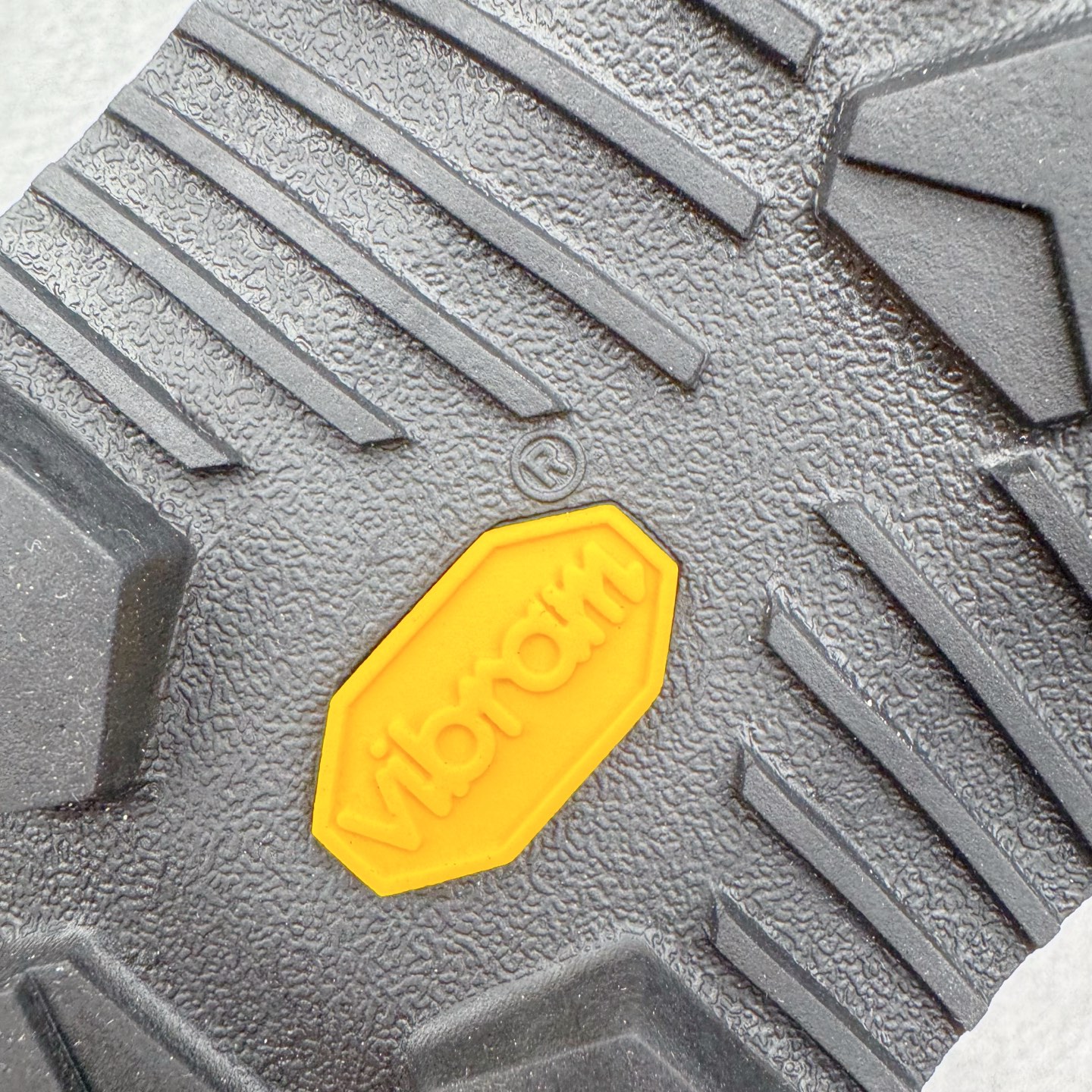 图片[19]-＃HP Arcteryx始祖鸟 Konseal Shoe 舒适 防滑耐磨透气支撑抓地登山鞋 代购指定版本 原数据开发 不掉标 正确高频字体 鸟爪细节完美 区别市场公版货 错误字体货 中底带钢印上脚舒适轻便无负重感 四季百搭 始祖鸟 KONSEAL 轻量户外鞋 这双鞋不仅仅可以穿着逛街上班，更可以穿着徒步旅游甚至攀岩！说实话，没多少人真的会去攀岩，经我们试穿，这双鞋，日常穿也是非常舒服轻便！搭配日常的衣服完全不违和！结构中底TPU底盘，保护双脚。配置3D模具保护双脚+一体化系带系统，鞋面防撕裂网布、TPU保护膜和牛巴革合成面料，喜欢放心入！这种类型的鞋子咱们家超难得遇到一次，喜欢一定不要错过 尺码：39 40 40.5 41 42 42.5 43 44 44.5 45-选品中心