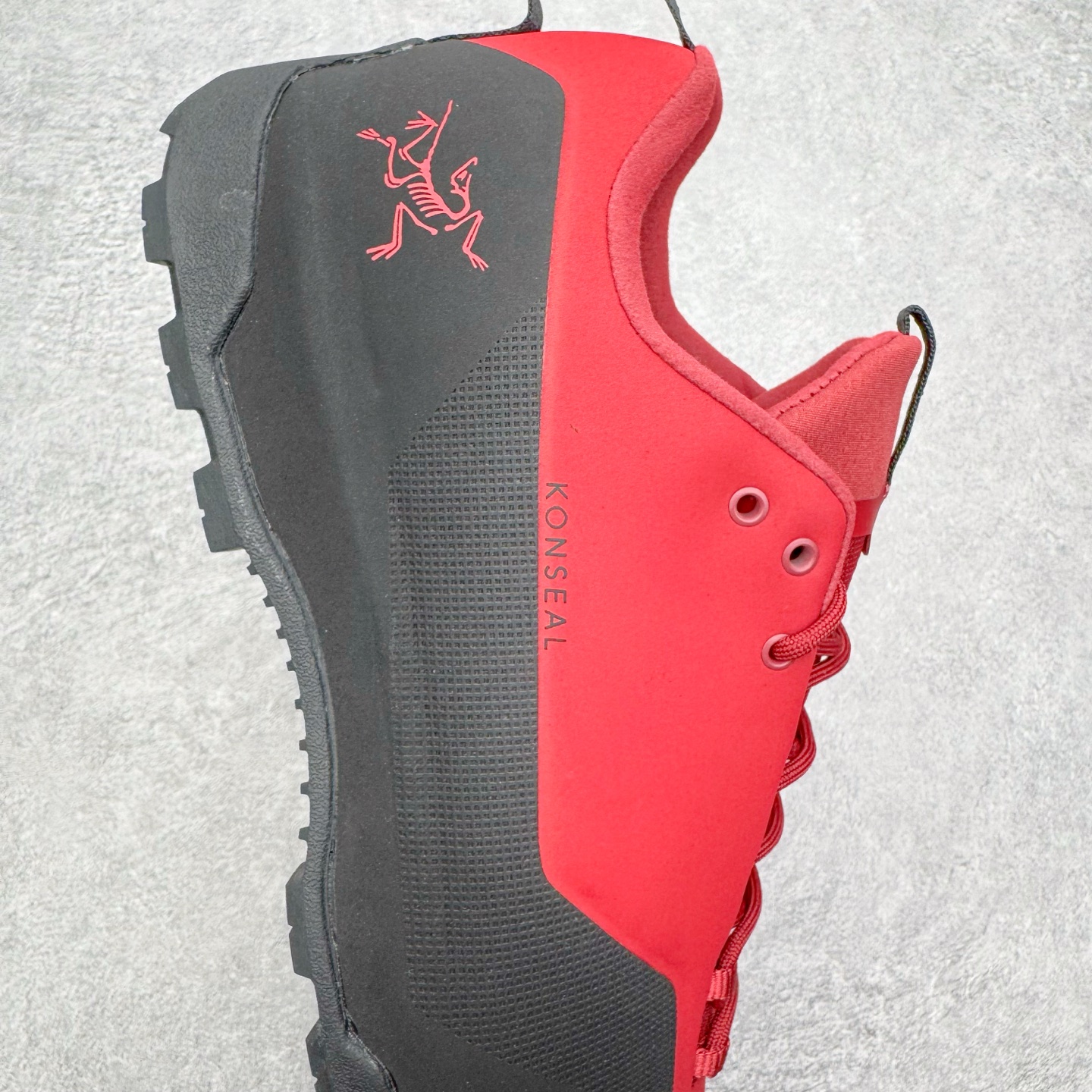 图片[6]-＃HP Arcteryx始祖鸟 Konseal Shoe 舒适 防滑耐磨透气支撑抓地登山鞋 代购指定版本 原数据开发 不掉标 正确高频字体 鸟爪细节完美 区别市场公版货 错误字体货 中底带钢印上脚舒适轻便无负重感 四季百搭 始祖鸟 KONSEAL 轻量户外鞋 这双鞋不仅仅可以穿着逛街上班，更可以穿着徒步旅游甚至攀岩！说实话，没多少人真的会去攀岩，经我们试穿，这双鞋，日常穿也是非常舒服轻便！搭配日常的衣服完全不违和！结构中底TPU底盘，保护双脚。配置3D模具保护双脚+一体化系带系统，鞋面防撕裂网布、TPU保护膜和牛巴革合成面料，喜欢放心入！这种类型的鞋子咱们家超难得遇到一次，喜欢一定不要错过 尺码：39 40 40.5 41 42 42.5 43 44 44.5 45-选品中心