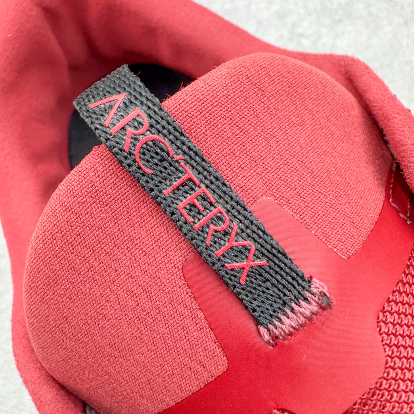 图片[13]-＃HP Arcteryx始祖鸟 Konseal Shoe 舒适 防滑耐磨透气支撑抓地登山鞋 代购指定版本 原数据开发 不掉标 正确高频字体 鸟爪细节完美 区别市场公版货 错误字体货 中底带钢印上脚舒适轻便无负重感 四季百搭 始祖鸟 KONSEAL 轻量户外鞋 这双鞋不仅仅可以穿着逛街上班，更可以穿着徒步旅游甚至攀岩！说实话，没多少人真的会去攀岩，经我们试穿，这双鞋，日常穿也是非常舒服轻便！搭配日常的衣服完全不违和！结构中底TPU底盘，保护双脚。配置3D模具保护双脚+一体化系带系统，鞋面防撕裂网布、TPU保护膜和牛巴革合成面料，喜欢放心入！这种类型的鞋子咱们家超难得遇到一次，喜欢一定不要错过 尺码：39 40 40.5 41 42 42.5 43 44 44.5 45-选品中心