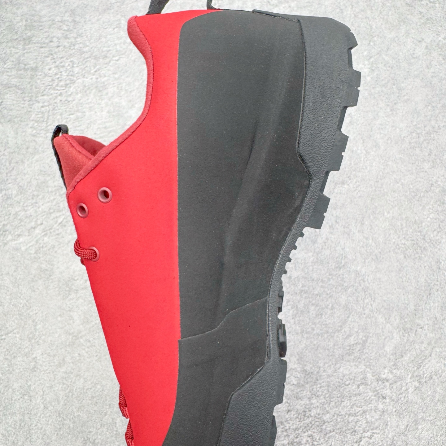 图片[7]-＃HP Arcteryx始祖鸟 Konseal Shoe 舒适 防滑耐磨透气支撑抓地登山鞋 代购指定版本 原数据开发 不掉标 正确高频字体 鸟爪细节完美 区别市场公版货 错误字体货 中底带钢印上脚舒适轻便无负重感 四季百搭 始祖鸟 KONSEAL 轻量户外鞋 这双鞋不仅仅可以穿着逛街上班，更可以穿着徒步旅游甚至攀岩！说实话，没多少人真的会去攀岩，经我们试穿，这双鞋，日常穿也是非常舒服轻便！搭配日常的衣服完全不违和！结构中底TPU底盘，保护双脚。配置3D模具保护双脚+一体化系带系统，鞋面防撕裂网布、TPU保护膜和牛巴革合成面料，喜欢放心入！这种类型的鞋子咱们家超难得遇到一次，喜欢一定不要错过 尺码：39 40 40.5 41 42 42.5 43 44 44.5 45-选品中心