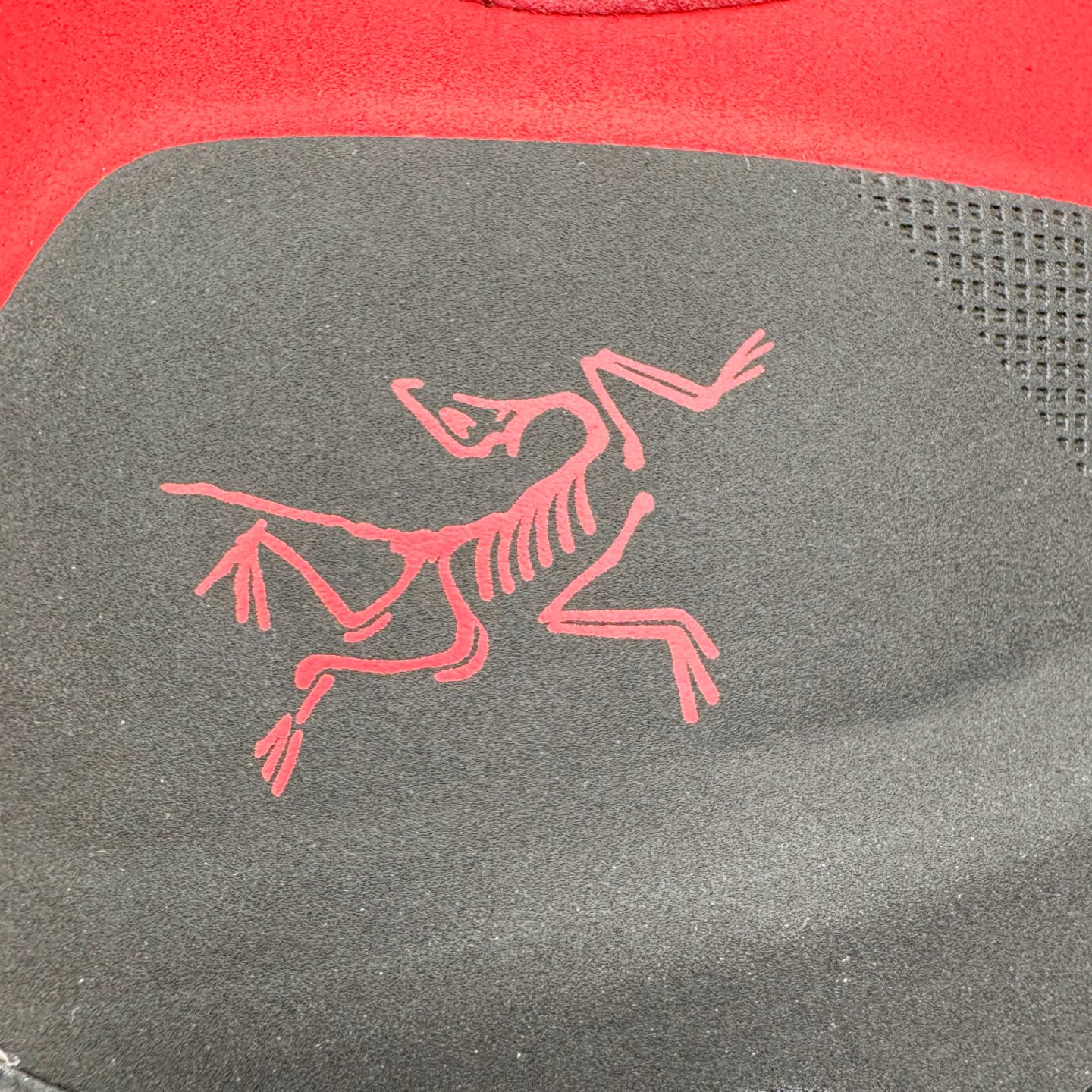 图片[15]-＃HP Arcteryx始祖鸟 Konseal Shoe 舒适 防滑耐磨透气支撑抓地登山鞋 代购指定版本 原数据开发 不掉标 正确高频字体 鸟爪细节完美 区别市场公版货 错误字体货 中底带钢印上脚舒适轻便无负重感 四季百搭 始祖鸟 KONSEAL 轻量户外鞋 这双鞋不仅仅可以穿着逛街上班，更可以穿着徒步旅游甚至攀岩！说实话，没多少人真的会去攀岩，经我们试穿，这双鞋，日常穿也是非常舒服轻便！搭配日常的衣服完全不违和！结构中底TPU底盘，保护双脚。配置3D模具保护双脚+一体化系带系统，鞋面防撕裂网布、TPU保护膜和牛巴革合成面料，喜欢放心入！这种类型的鞋子咱们家超难得遇到一次，喜欢一定不要错过 尺码：39 40 40.5 41 42 42.5 43 44 44.5 45-选品中心