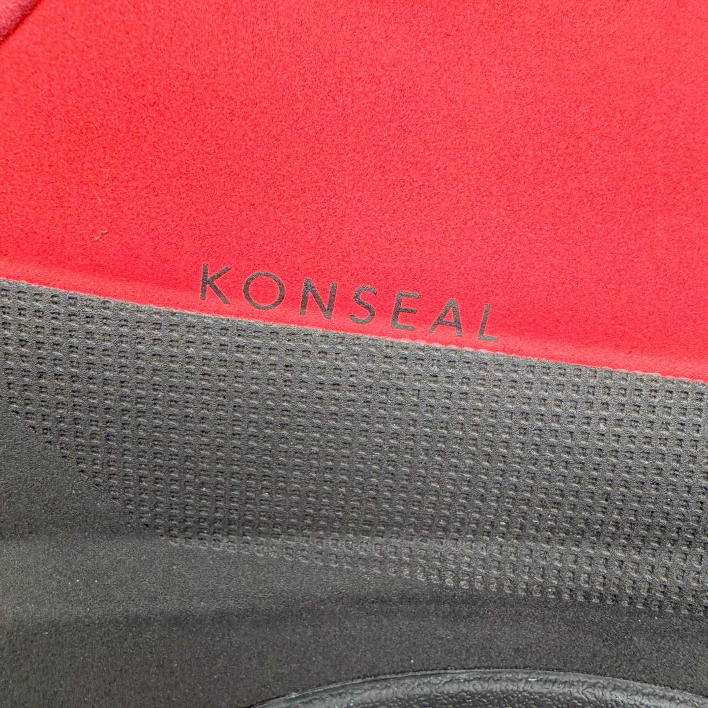 图片[17]-＃HP Arcteryx始祖鸟 Konseal Shoe 舒适 防滑耐磨透气支撑抓地登山鞋 代购指定版本 原数据开发 不掉标 正确高频字体 鸟爪细节完美 区别市场公版货 错误字体货 中底带钢印上脚舒适轻便无负重感 四季百搭 始祖鸟 KONSEAL 轻量户外鞋 这双鞋不仅仅可以穿着逛街上班，更可以穿着徒步旅游甚至攀岩！说实话，没多少人真的会去攀岩，经我们试穿，这双鞋，日常穿也是非常舒服轻便！搭配日常的衣服完全不违和！结构中底TPU底盘，保护双脚。配置3D模具保护双脚+一体化系带系统，鞋面防撕裂网布、TPU保护膜和牛巴革合成面料，喜欢放心入！这种类型的鞋子咱们家超难得遇到一次，喜欢一定不要错过 尺码：39 40 40.5 41 42 42.5 43 44 44.5 45-选品中心