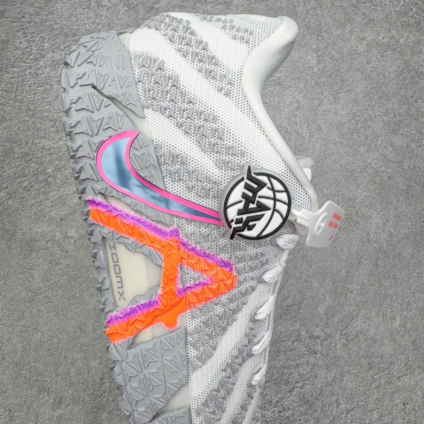 图片[6]-＃灭世/Max NK Ja 3 Scratch EP 莫兰特三代柔软舒适防滑耐磨透气支撑轻便低帮篮球鞋 全明星 灰白 HF2794-100 2024『压轴』后卫实战旗舰 圣枪腰王 重磅革新登场🌪 🔝历时5个月！全力打造 科比➕欧文系列 综合体 ！Pt实战体验天花板上限 再度提高🔝 ✅【顶配缓震】独家革新搭载 前掌5mm TURBO气垫 兼具贴地与缓震！（正品仅长方形小气垫）➕后掌大马蹄14mm厚 气垫 提高后掌缓震极限 （正品后掌无气垫） ✅【顶级抗扭】 搭载硬度65HC 发泡中底框架 ➕高强度中足抗扭片 革新升级 赛事级抗扭水平！独此一家 ✅【顶级支撑】鞋身侧向包裹 双层补强层 200斤以上选手 也可驾驭（正品仅一层）对比市场货品偷工减料 不可同日而语！ ✅气垫气压上脚即可感受！后掌鞋垫掀开可见气垫轮廓（谨防窜货） 鞋底止滑配方 无需磨合 原地起飞🛫 NK年度后卫旗舰 独家革新升级 『口碑源自专业 实力来源于专注』 真灭世纯原 切勿被市场仿冒吊牌挂羊头卖狗肉 尺码：39-46 正码正拍-选品中心