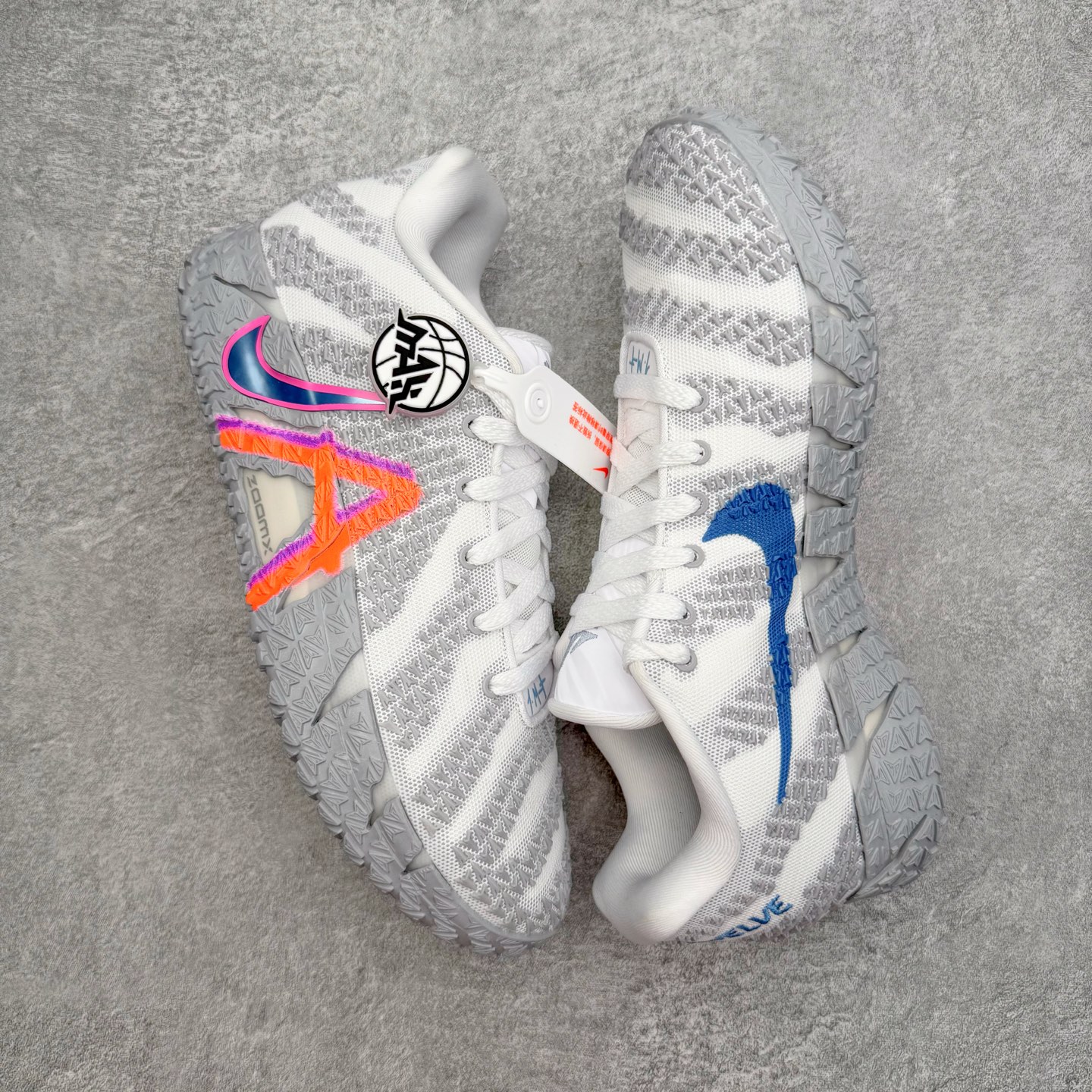 图片[3]-＃灭世/Max NK Ja 3 Scratch EP 莫兰特三代柔软舒适防滑耐磨透气支撑轻便低帮篮球鞋 全明星 灰白 HF2794-100 2024『压轴』后卫实战旗舰 圣枪腰王 重磅革新登场🌪 🔝历时5个月！全力打造 科比➕欧文系列 综合体 ！Pt实战体验天花板上限 再度提高🔝 ✅【顶配缓震】独家革新搭载 前掌5mm TURBO气垫 兼具贴地与缓震！（正品仅长方形小气垫）➕后掌大马蹄14mm厚 气垫 提高后掌缓震极限 （正品后掌无气垫） ✅【顶级抗扭】 搭载硬度65HC 发泡中底框架 ➕高强度中足抗扭片 革新升级 赛事级抗扭水平！独此一家 ✅【顶级支撑】鞋身侧向包裹 双层补强层 200斤以上选手 也可驾驭（正品仅一层）对比市场货品偷工减料 不可同日而语！ ✅气垫气压上脚即可感受！后掌鞋垫掀开可见气垫轮廓（谨防窜货） 鞋底止滑配方 无需磨合 原地起飞🛫 NK年度后卫旗舰 独家革新升级 『口碑源自专业 实力来源于专注』 真灭世纯原 切勿被市场仿冒吊牌挂羊头卖狗肉 尺码：39-46 正码正拍-选品中心