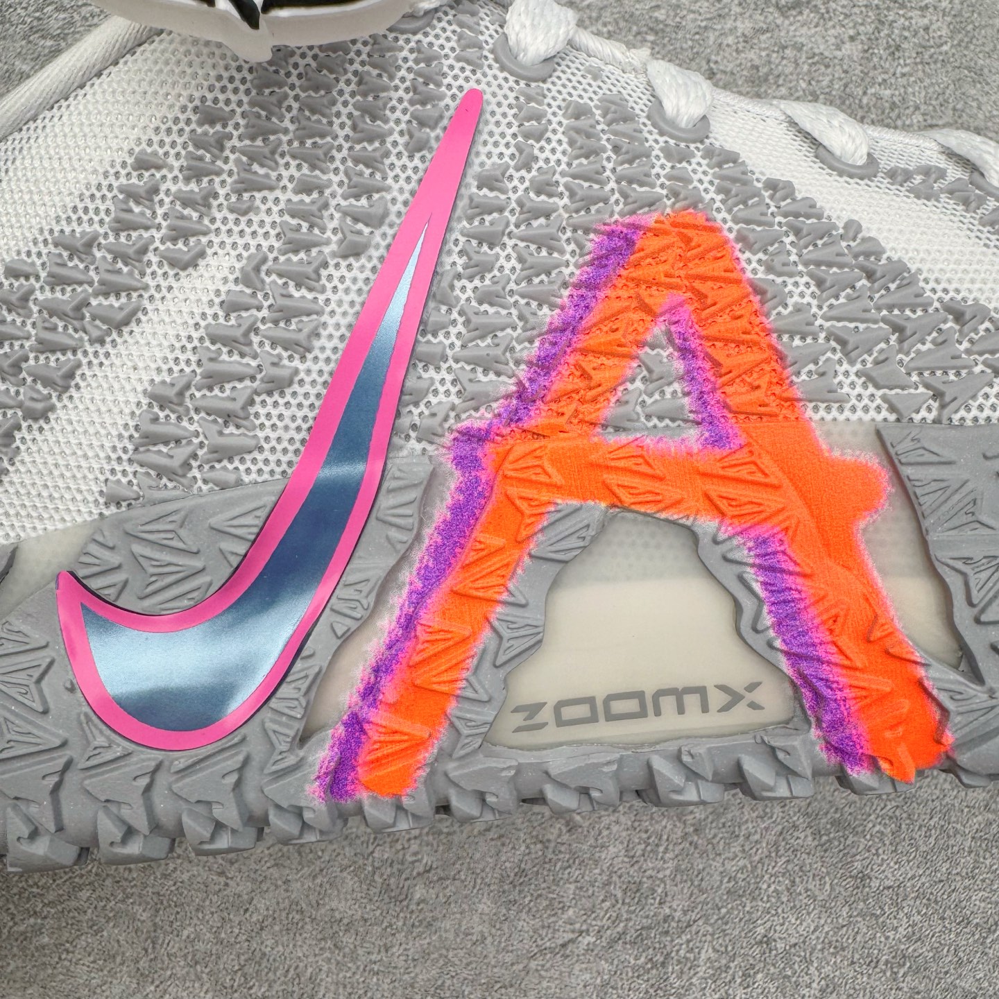 图片[18]-＃灭世/Max NK Ja 3 Scratch EP 莫兰特三代柔软舒适防滑耐磨透气支撑轻便低帮篮球鞋 全明星 灰白 HF2794-100 2024『压轴』后卫实战旗舰 圣枪腰王 重磅革新登场🌪 🔝历时5个月！全力打造 科比➕欧文系列 综合体 ！Pt实战体验天花板上限 再度提高🔝 ✅【顶配缓震】独家革新搭载 前掌5mm TURBO气垫 兼具贴地与缓震！（正品仅长方形小气垫）➕后掌大马蹄14mm厚 气垫 提高后掌缓震极限 （正品后掌无气垫） ✅【顶级抗扭】 搭载硬度65HC 发泡中底框架 ➕高强度中足抗扭片 革新升级 赛事级抗扭水平！独此一家 ✅【顶级支撑】鞋身侧向包裹 双层补强层 200斤以上选手 也可驾驭（正品仅一层）对比市场货品偷工减料 不可同日而语！ ✅气垫气压上脚即可感受！后掌鞋垫掀开可见气垫轮廓（谨防窜货） 鞋底止滑配方 无需磨合 原地起飞🛫 NK年度后卫旗舰 独家革新升级 『口碑源自专业 实力来源于专注』 真灭世纯原 切勿被市场仿冒吊牌挂羊头卖狗肉 尺码：39-46 正码正拍-选品中心