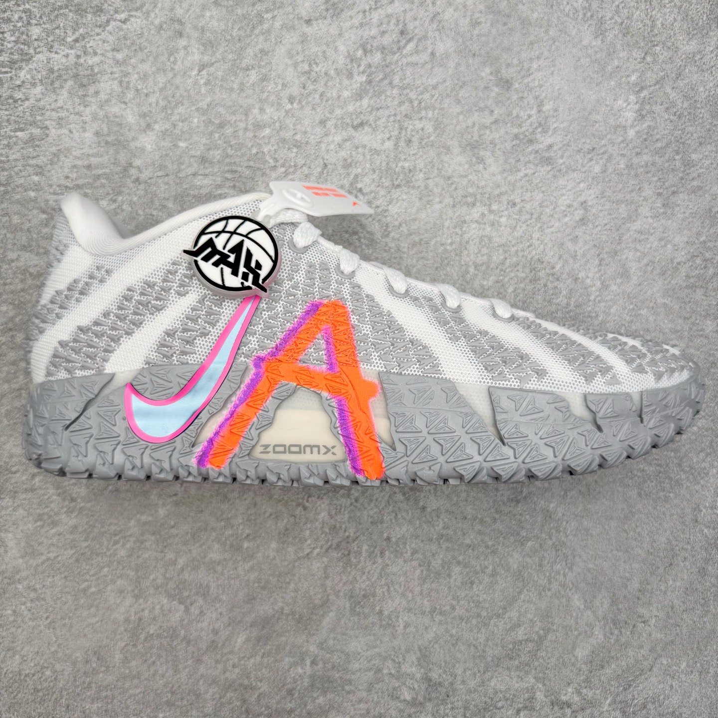 ＃灭世/Max NK Ja 3 Scratch EP 莫兰特三代柔软舒适防滑耐磨透气支撑轻便低帮篮球鞋 全明星 灰白 HF2794-100 2024『压轴』后卫实战旗舰 圣枪腰王 重磅革新登场🌪 🔝历时5个月！全力打造 科比➕欧文系列 综合体 ！Pt实战体验天花板上限 再度提高🔝 ✅【顶配缓震】独家革新搭载 前掌5mm TURBO气垫 兼具贴地与缓震！（正品仅长方形小气垫）➕后掌大马蹄14mm厚 气垫 提高后掌缓震极限 （正品后掌无气垫） ✅【顶级抗扭】 搭载硬度65HC 发泡中底框架 ➕高强度中足抗扭片 革新升级 赛事级抗扭水平！独此一家 ✅【顶级支撑】鞋身侧向包裹 双层补强层 200斤以上选手 也可驾驭（正品仅一层）对比市场货品偷工减料 不可同日而语！ ✅气垫气压上脚即可感受！后掌鞋垫掀开可见气垫轮廓（谨防窜货） 鞋底止滑配方 无需磨合 原地起飞🛫 NK年度后卫旗舰 独家革新升级 『口碑源自专业 实力来源于专注』 真灭世纯原 切勿被市场仿冒吊牌挂羊头卖狗肉 尺码：39-46 正码正拍-选品中心