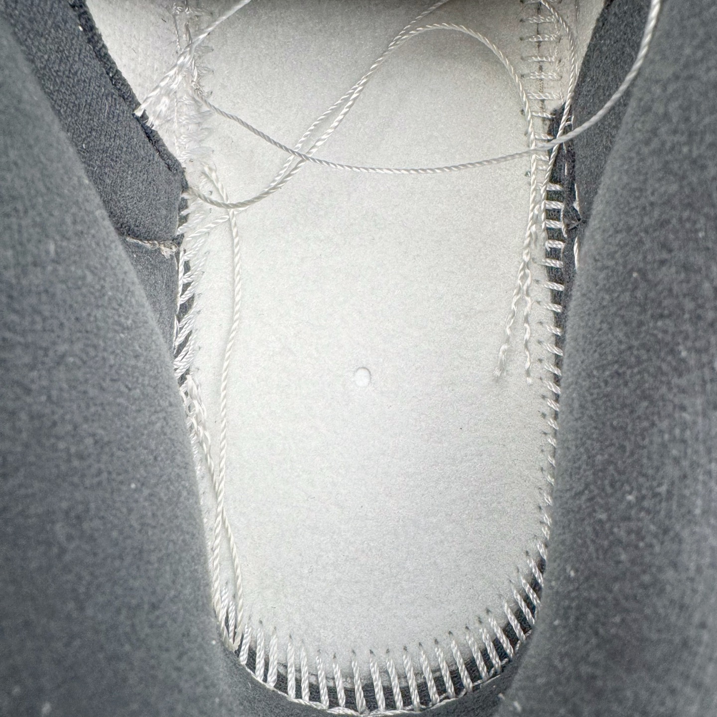 图片[11]-＃YC纯原 NK Dunk Low 灰白红 IM6670-202 实力大厂出品 新配色陆续开发 利润个位数只为口碑 全套原纸板楦头开发 确保原汁原味 完美呈现DUNK版型 一比一鞋头弧度高度鞋身弧度 此版本只针对中端市场 皮料材质有所更替 其他数据细节工艺流程均保持一致 绝不口嗨 细节品控鞋型随意对比 独家私模官方第六代原厂航空铝磨具打磨大底 鞋头坡度极致还原 无解鞋型 原盒原配 圈内天花板工艺 原厂玻璃冲刀 超高清洁度 全鞋零毛边皮料切割 原厂中底布点胶 中底布拉帮走线遵循公司 尺码：36 36.5 37.5 38 38.5 39 40 40.5 41 42 42.5 43 44 44.5 45 46-选品中心