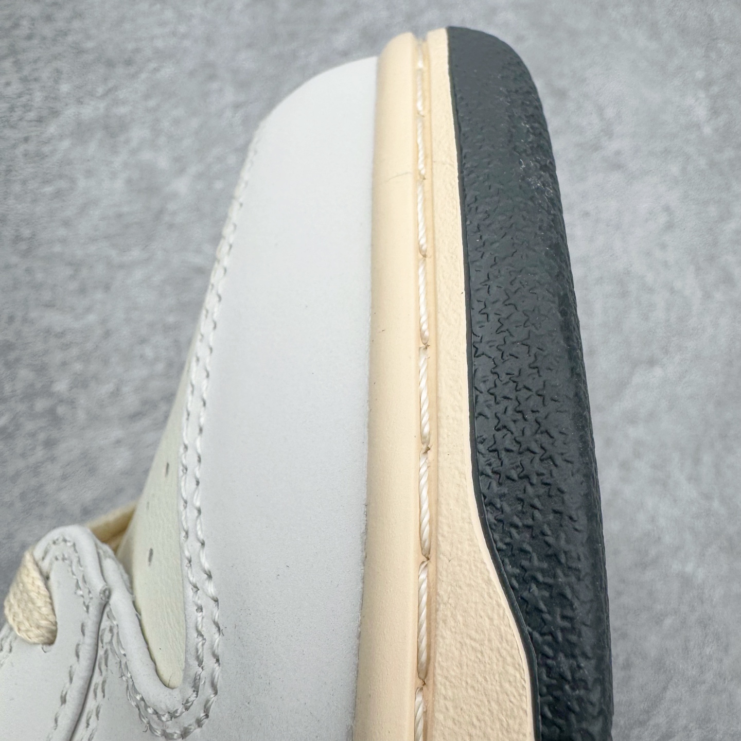 图片[14]-＃YC纯原 NK Dunk Low 灰白红 IM6670-202 实力大厂出品 新配色陆续开发 利润个位数只为口碑 全套原纸板楦头开发 确保原汁原味 完美呈现DUNK版型 一比一鞋头弧度高度鞋身弧度 此版本只针对中端市场 皮料材质有所更替 其他数据细节工艺流程均保持一致 绝不口嗨 细节品控鞋型随意对比 独家私模官方第六代原厂航空铝磨具打磨大底 鞋头坡度极致还原 无解鞋型 原盒原配 圈内天花板工艺 原厂玻璃冲刀 超高清洁度 全鞋零毛边皮料切割 原厂中底布点胶 中底布拉帮走线遵循公司 尺码：36 36.5 37.5 38 38.5 39 40 40.5 41 42 42.5 43 44 44.5 45 46-选品中心