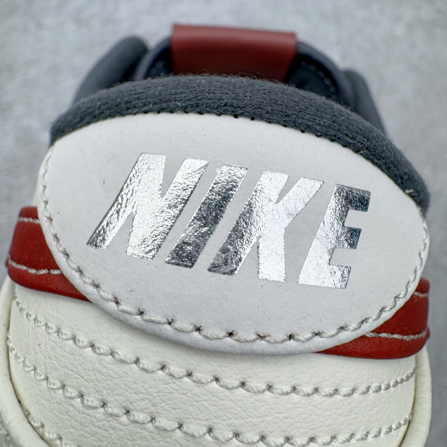 图片[16]-＃YC纯原 NK Dunk Low 灰白红 IM6670-202 实力大厂出品 新配色陆续开发 利润个位数只为口碑 全套原纸板楦头开发 确保原汁原味 完美呈现DUNK版型 一比一鞋头弧度高度鞋身弧度 此版本只针对中端市场 皮料材质有所更替 其他数据细节工艺流程均保持一致 绝不口嗨 细节品控鞋型随意对比 独家私模官方第六代原厂航空铝磨具打磨大底 鞋头坡度极致还原 无解鞋型 原盒原配 圈内天花板工艺 原厂玻璃冲刀 超高清洁度 全鞋零毛边皮料切割 原厂中底布点胶 中底布拉帮走线遵循公司 尺码：36 36.5 37.5 38 38.5 39 40 40.5 41 42 42.5 43 44 44.5 45 46-选品中心
