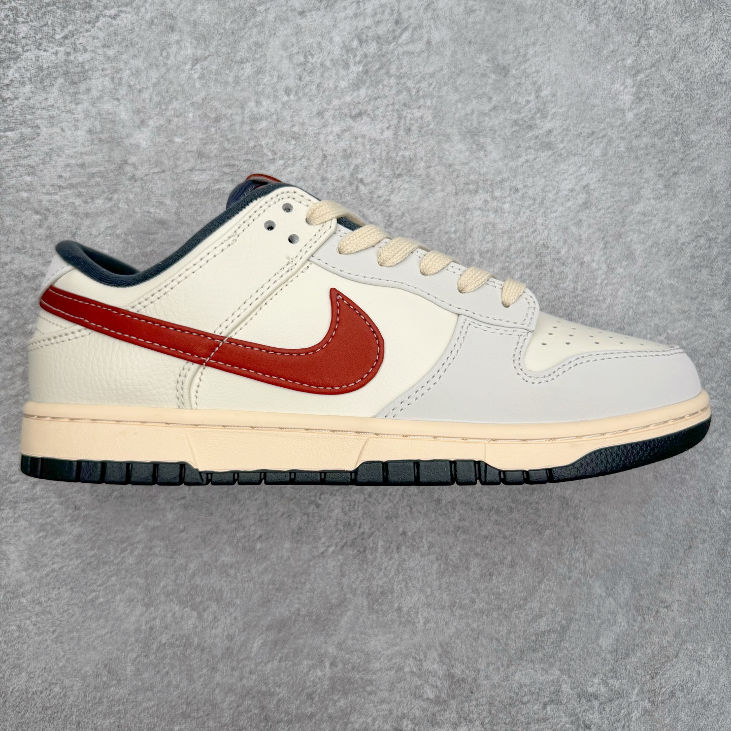 ＃YC纯原 NK Dunk Low 灰白红 IM6670-202 实力大厂出品 新配色陆续开发 利润个位数只为口碑 全套原纸板楦头开发 确保原汁原味 完美呈现DUNK版型 一比一鞋头弧度高度鞋身弧度 此版本只针对中端市场 皮料材质有所更替 其他数据细节工艺流程均保持一致 绝不口嗨 细节品控鞋型随意对比 独家私模官方第六代原厂航空铝磨具打磨大底 鞋头坡度极致还原 无解鞋型 原盒原配 圈内天花板工艺 原厂玻璃冲刀 超高清洁度 全鞋零毛边皮料切割 原厂中底布点胶 中底布拉帮走线遵循公司 尺码：36 36.5 37.5 38 38.5 39 40 40.5 41 42 42.5 43 44 44.5 45 46-选品中心