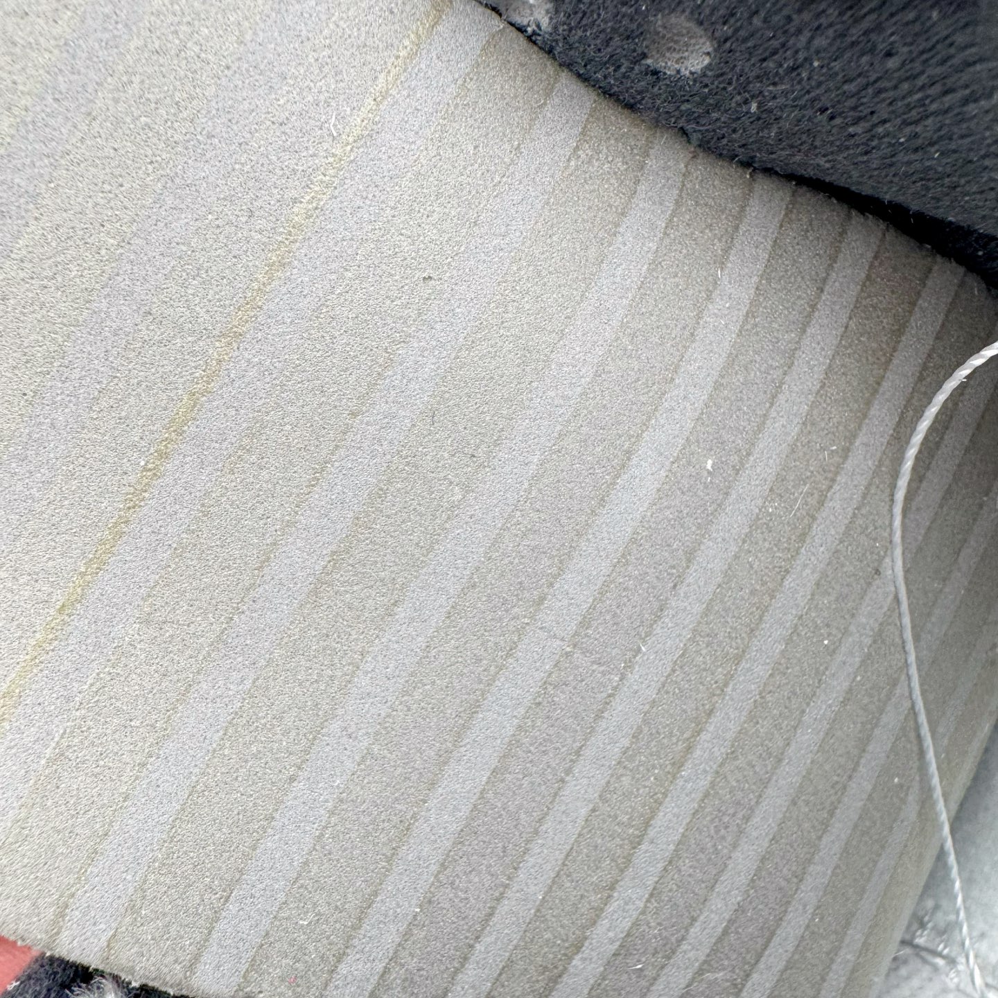 图片[10]-＃YC纯原 NK Dunk Low 灰白红 IM6670-202 实力大厂出品 新配色陆续开发 利润个位数只为口碑 全套原纸板楦头开发 确保原汁原味 完美呈现DUNK版型 一比一鞋头弧度高度鞋身弧度 此版本只针对中端市场 皮料材质有所更替 其他数据细节工艺流程均保持一致 绝不口嗨 细节品控鞋型随意对比 独家私模官方第六代原厂航空铝磨具打磨大底 鞋头坡度极致还原 无解鞋型 原盒原配 圈内天花板工艺 原厂玻璃冲刀 超高清洁度 全鞋零毛边皮料切割 原厂中底布点胶 中底布拉帮走线遵循公司 尺码：36 36.5 37.5 38 38.5 39 40 40.5 41 42 42.5 43 44 44.5 45 46-选品中心