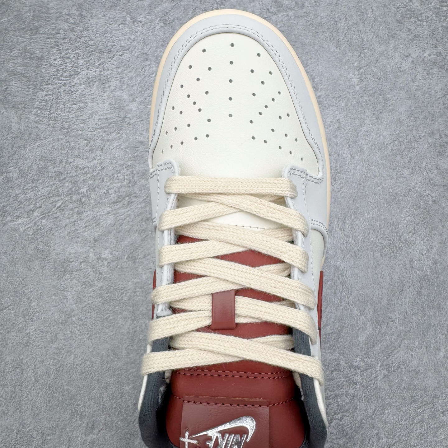 图片[4]-＃YC纯原 NK Dunk Low 灰白红 IM6670-202 实力大厂出品 新配色陆续开发 利润个位数只为口碑 全套原纸板楦头开发 确保原汁原味 完美呈现DUNK版型 一比一鞋头弧度高度鞋身弧度 此版本只针对中端市场 皮料材质有所更替 其他数据细节工艺流程均保持一致 绝不口嗨 细节品控鞋型随意对比 独家私模官方第六代原厂航空铝磨具打磨大底 鞋头坡度极致还原 无解鞋型 原盒原配 圈内天花板工艺 原厂玻璃冲刀 超高清洁度 全鞋零毛边皮料切割 原厂中底布点胶 中底布拉帮走线遵循公司 尺码：36 36.5 37.5 38 38.5 39 40 40.5 41 42 42.5 43 44 44.5 45 46-选品中心