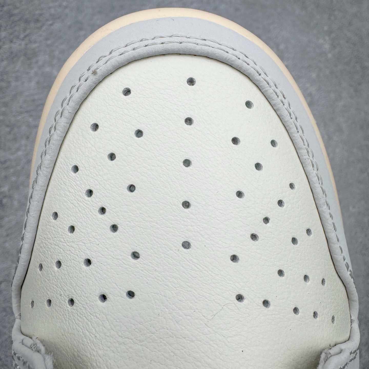 图片[15]-＃YC纯原 NK Dunk Low 灰白红 IM6670-202 实力大厂出品 新配色陆续开发 利润个位数只为口碑 全套原纸板楦头开发 确保原汁原味 完美呈现DUNK版型 一比一鞋头弧度高度鞋身弧度 此版本只针对中端市场 皮料材质有所更替 其他数据细节工艺流程均保持一致 绝不口嗨 细节品控鞋型随意对比 独家私模官方第六代原厂航空铝磨具打磨大底 鞋头坡度极致还原 无解鞋型 原盒原配 圈内天花板工艺 原厂玻璃冲刀 超高清洁度 全鞋零毛边皮料切割 原厂中底布点胶 中底布拉帮走线遵循公司 尺码：36 36.5 37.5 38 38.5 39 40 40.5 41 42 42.5 43 44 44.5 45 46-选品中心