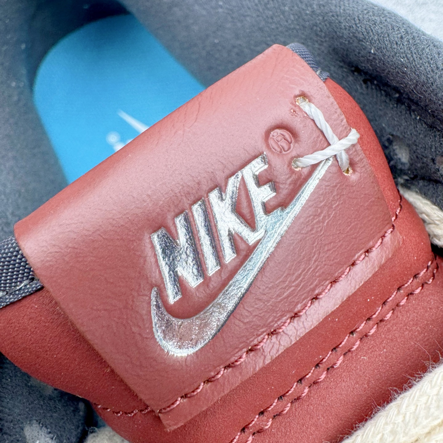 图片[13]-＃YC纯原 NK Dunk Low 灰白红 IM6670-202 实力大厂出品 新配色陆续开发 利润个位数只为口碑 全套原纸板楦头开发 确保原汁原味 完美呈现DUNK版型 一比一鞋头弧度高度鞋身弧度 此版本只针对中端市场 皮料材质有所更替 其他数据细节工艺流程均保持一致 绝不口嗨 细节品控鞋型随意对比 独家私模官方第六代原厂航空铝磨具打磨大底 鞋头坡度极致还原 无解鞋型 原盒原配 圈内天花板工艺 原厂玻璃冲刀 超高清洁度 全鞋零毛边皮料切割 原厂中底布点胶 中底布拉帮走线遵循公司 尺码：36 36.5 37.5 38 38.5 39 40 40.5 41 42 42.5 43 44 44.5 45 46-选品中心