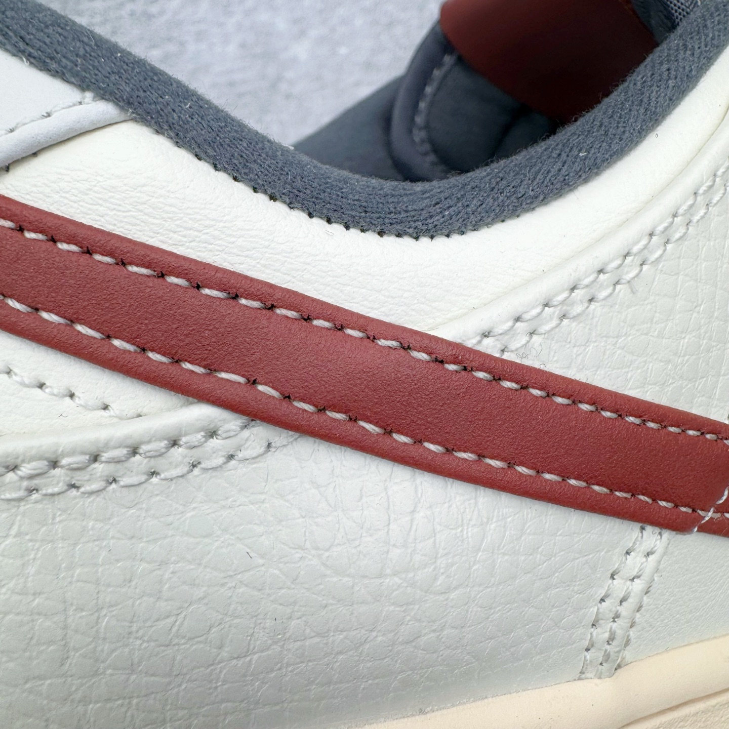 图片[17]-＃YC纯原 NK Dunk Low 灰白红 IM6670-202 实力大厂出品 新配色陆续开发 利润个位数只为口碑 全套原纸板楦头开发 确保原汁原味 完美呈现DUNK版型 一比一鞋头弧度高度鞋身弧度 此版本只针对中端市场 皮料材质有所更替 其他数据细节工艺流程均保持一致 绝不口嗨 细节品控鞋型随意对比 独家私模官方第六代原厂航空铝磨具打磨大底 鞋头坡度极致还原 无解鞋型 原盒原配 圈内天花板工艺 原厂玻璃冲刀 超高清洁度 全鞋零毛边皮料切割 原厂中底布点胶 中底布拉帮走线遵循公司 尺码：36 36.5 37.5 38 38.5 39 40 40.5 41 42 42.5 43 44 44.5 45 46-选品中心