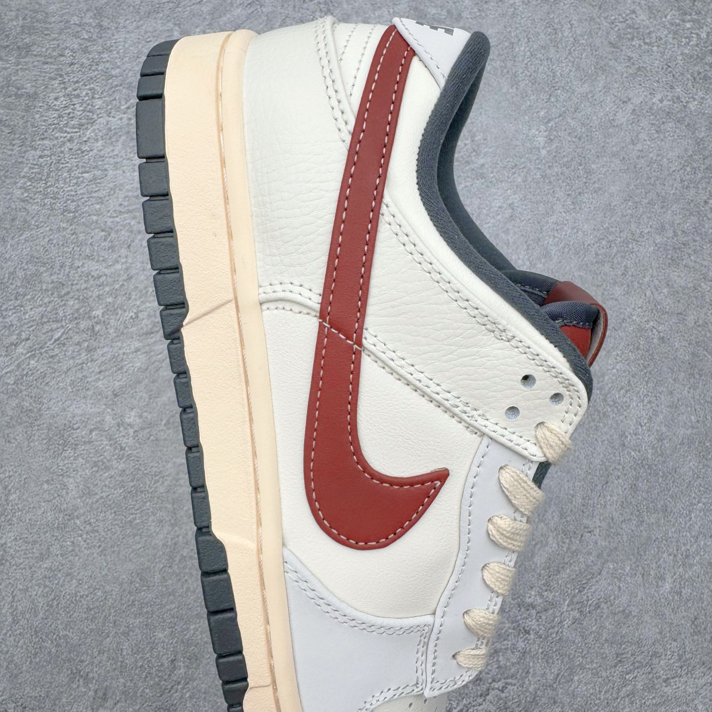 图片[6]-＃YC纯原 NK Dunk Low 灰白红 IM6670-202 实力大厂出品 新配色陆续开发 利润个位数只为口碑 全套原纸板楦头开发 确保原汁原味 完美呈现DUNK版型 一比一鞋头弧度高度鞋身弧度 此版本只针对中端市场 皮料材质有所更替 其他数据细节工艺流程均保持一致 绝不口嗨 细节品控鞋型随意对比 独家私模官方第六代原厂航空铝磨具打磨大底 鞋头坡度极致还原 无解鞋型 原盒原配 圈内天花板工艺 原厂玻璃冲刀 超高清洁度 全鞋零毛边皮料切割 原厂中底布点胶 中底布拉帮走线遵循公司 尺码：36 36.5 37.5 38 38.5 39 40 40.5 41 42 42.5 43 44 44.5 45 46-选品中心