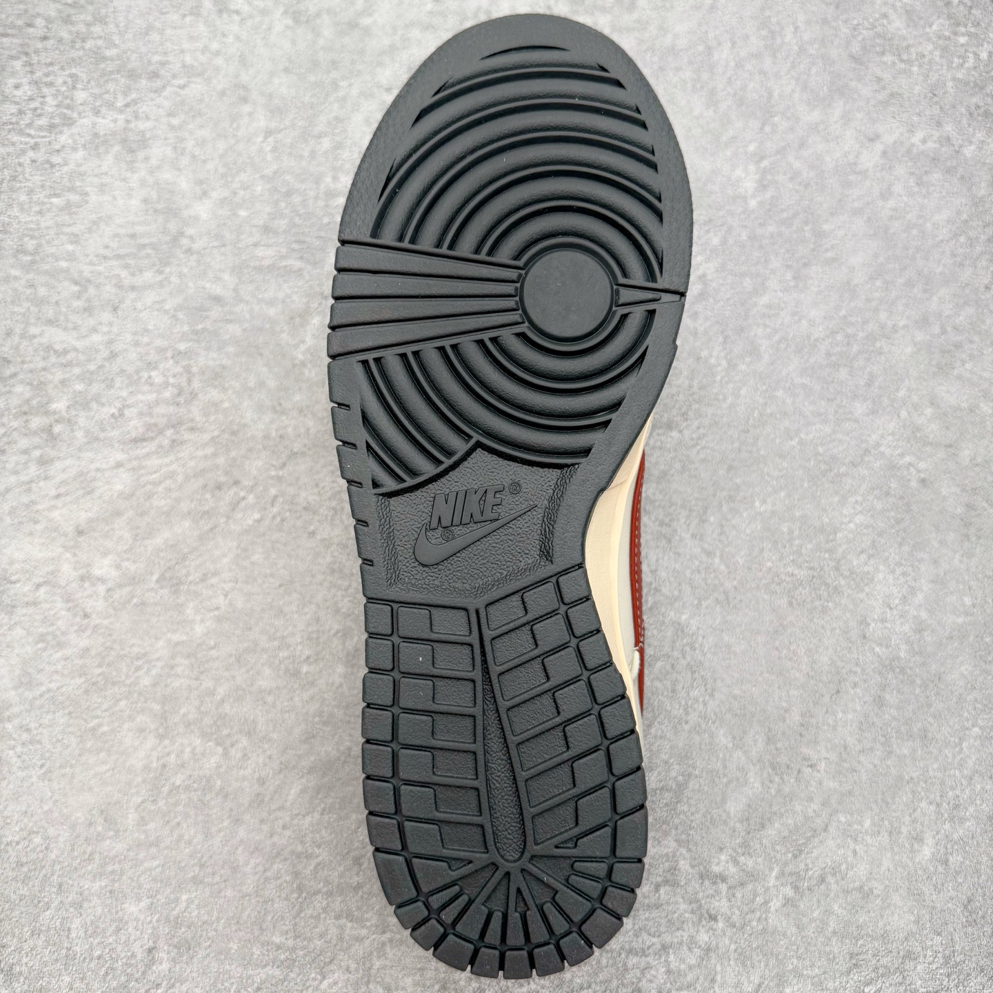 图片[9]-＃YC纯原 NK Dunk Low 灰白红 IM6670-202 实力大厂出品 新配色陆续开发 利润个位数只为口碑 全套原纸板楦头开发 确保原汁原味 完美呈现DUNK版型 一比一鞋头弧度高度鞋身弧度 此版本只针对中端市场 皮料材质有所更替 其他数据细节工艺流程均保持一致 绝不口嗨 细节品控鞋型随意对比 独家私模官方第六代原厂航空铝磨具打磨大底 鞋头坡度极致还原 无解鞋型 原盒原配 圈内天花板工艺 原厂玻璃冲刀 超高清洁度 全鞋零毛边皮料切割 原厂中底布点胶 中底布拉帮走线遵循公司 尺码：36 36.5 37.5 38 38.5 39 40 40.5 41 42 42.5 43 44 44.5 45 46-选品中心