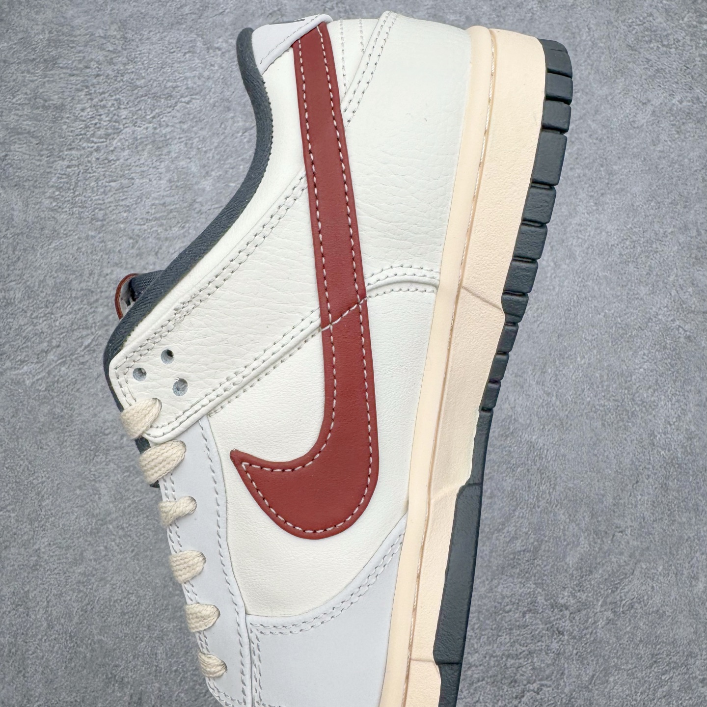 图片[7]-＃YC纯原 NK Dunk Low 灰白红 IM6670-202 实力大厂出品 新配色陆续开发 利润个位数只为口碑 全套原纸板楦头开发 确保原汁原味 完美呈现DUNK版型 一比一鞋头弧度高度鞋身弧度 此版本只针对中端市场 皮料材质有所更替 其他数据细节工艺流程均保持一致 绝不口嗨 细节品控鞋型随意对比 独家私模官方第六代原厂航空铝磨具打磨大底 鞋头坡度极致还原 无解鞋型 原盒原配 圈内天花板工艺 原厂玻璃冲刀 超高清洁度 全鞋零毛边皮料切割 原厂中底布点胶 中底布拉帮走线遵循公司 尺码：36 36.5 37.5 38 38.5 39 40 40.5 41 42 42.5 43 44 44.5 45 46-选品中心