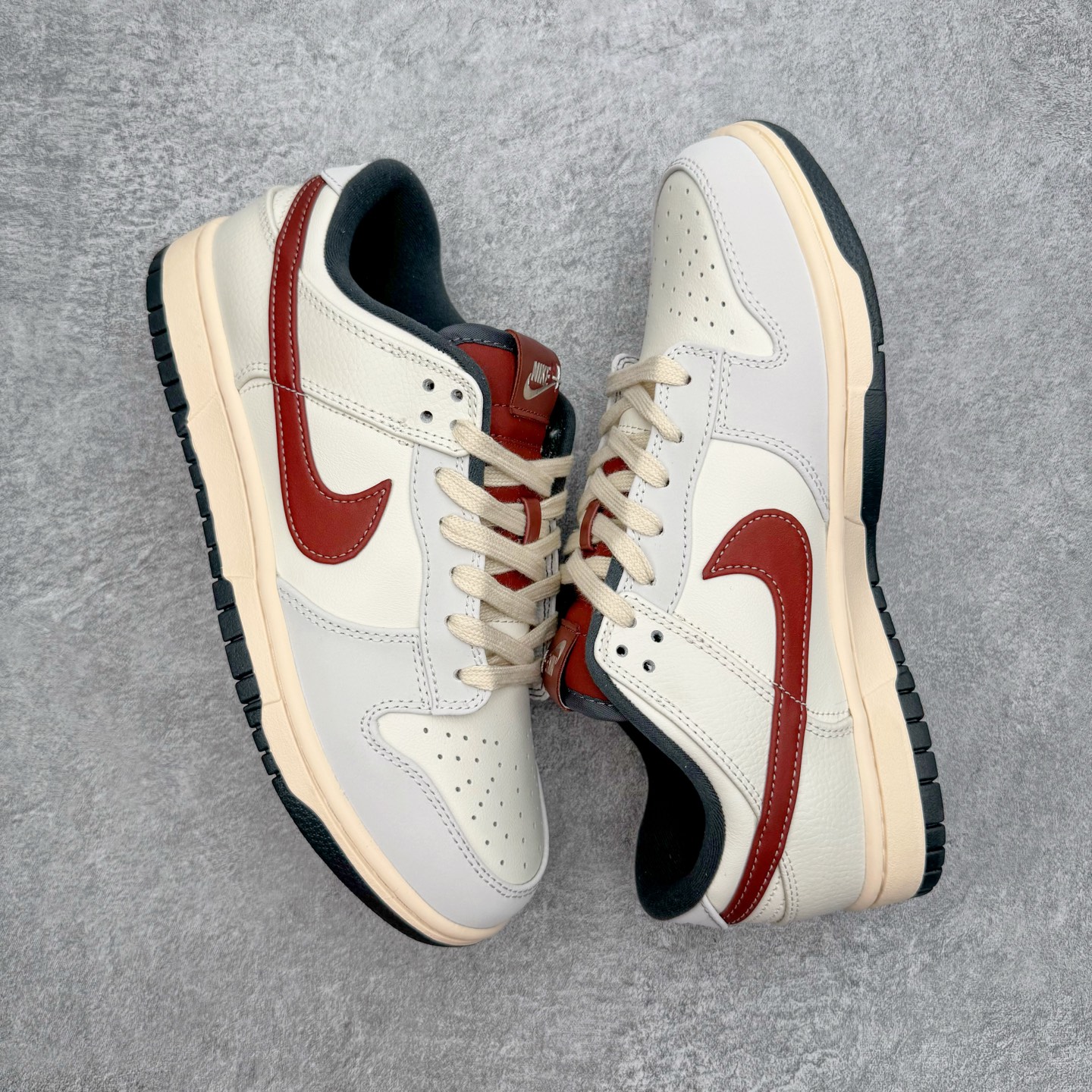 图片[3]-＃YC纯原 NK Dunk Low 灰白红 IM6670-202 实力大厂出品 新配色陆续开发 利润个位数只为口碑 全套原纸板楦头开发 确保原汁原味 完美呈现DUNK版型 一比一鞋头弧度高度鞋身弧度 此版本只针对中端市场 皮料材质有所更替 其他数据细节工艺流程均保持一致 绝不口嗨 细节品控鞋型随意对比 独家私模官方第六代原厂航空铝磨具打磨大底 鞋头坡度极致还原 无解鞋型 原盒原配 圈内天花板工艺 原厂玻璃冲刀 超高清洁度 全鞋零毛边皮料切割 原厂中底布点胶 中底布拉帮走线遵循公司 尺码：36 36.5 37.5 38 38.5 39 40 40.5 41 42 42.5 43 44 44.5 45 46-选品中心