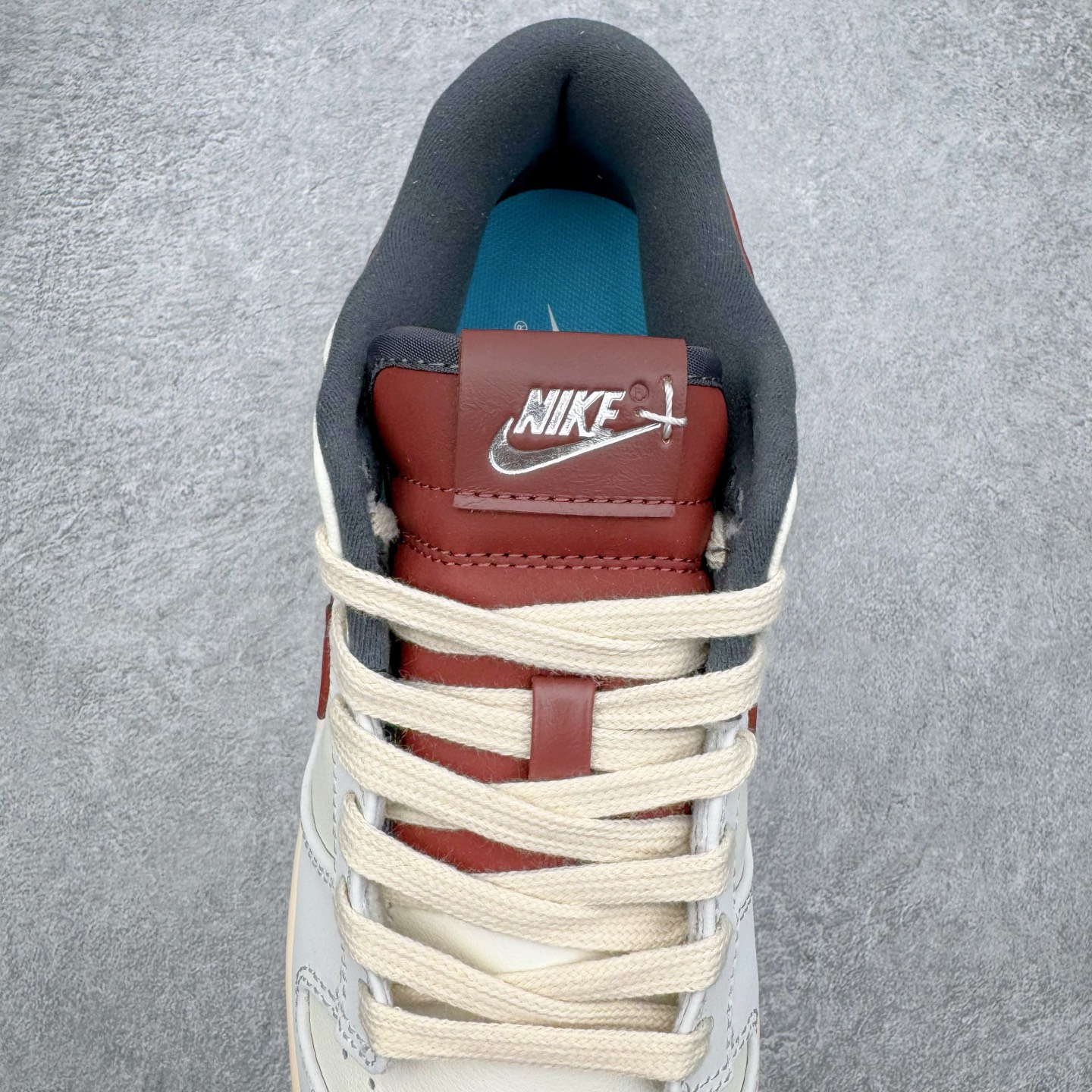 图片[5]-＃YC纯原 NK Dunk Low 灰白红 IM6670-202 实力大厂出品 新配色陆续开发 利润个位数只为口碑 全套原纸板楦头开发 确保原汁原味 完美呈现DUNK版型 一比一鞋头弧度高度鞋身弧度 此版本只针对中端市场 皮料材质有所更替 其他数据细节工艺流程均保持一致 绝不口嗨 细节品控鞋型随意对比 独家私模官方第六代原厂航空铝磨具打磨大底 鞋头坡度极致还原 无解鞋型 原盒原配 圈内天花板工艺 原厂玻璃冲刀 超高清洁度 全鞋零毛边皮料切割 原厂中底布点胶 中底布拉帮走线遵循公司 尺码：36 36.5 37.5 38 38.5 39 40 40.5 41 42 42.5 43 44 44.5 45 46-选品中心