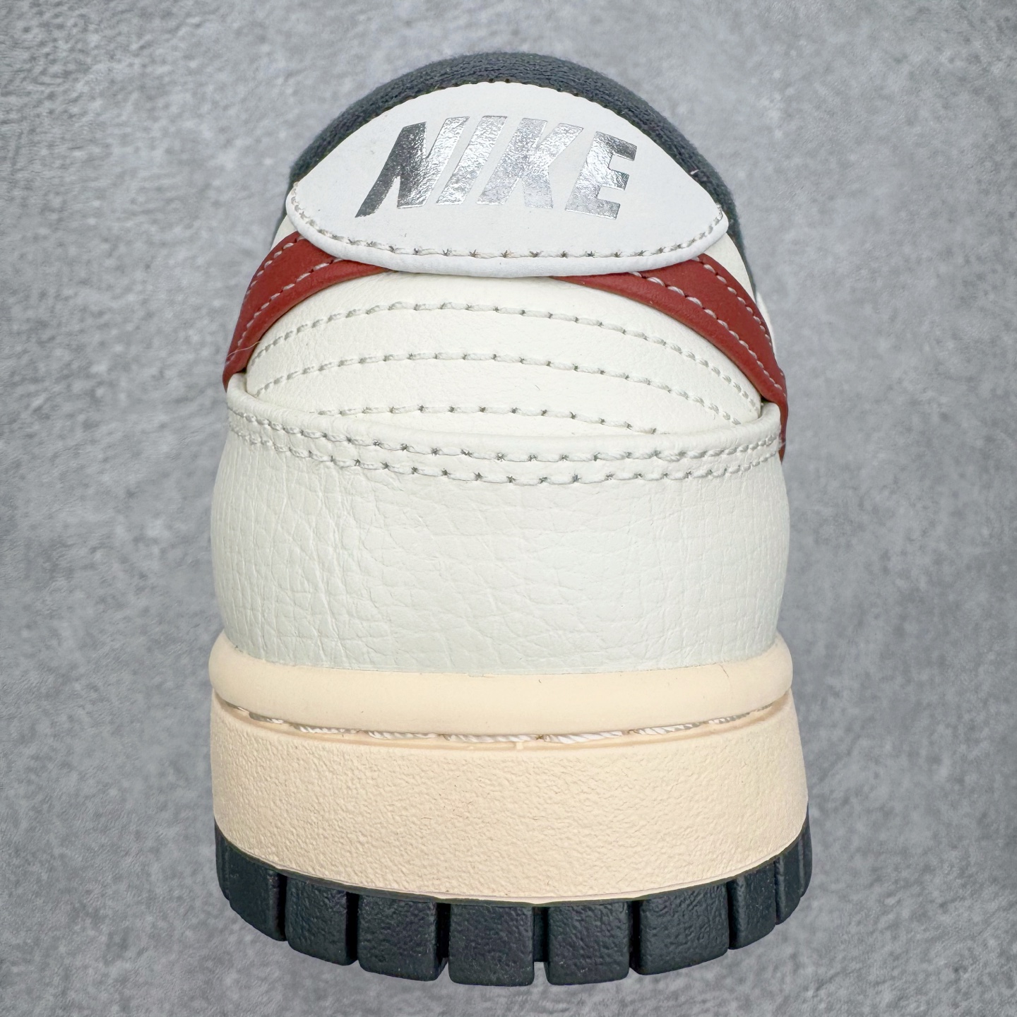 图片[8]-＃YC纯原 NK Dunk Low 灰白红 IM6670-202 实力大厂出品 新配色陆续开发 利润个位数只为口碑 全套原纸板楦头开发 确保原汁原味 完美呈现DUNK版型 一比一鞋头弧度高度鞋身弧度 此版本只针对中端市场 皮料材质有所更替 其他数据细节工艺流程均保持一致 绝不口嗨 细节品控鞋型随意对比 独家私模官方第六代原厂航空铝磨具打磨大底 鞋头坡度极致还原 无解鞋型 原盒原配 圈内天花板工艺 原厂玻璃冲刀 超高清洁度 全鞋零毛边皮料切割 原厂中底布点胶 中底布拉帮走线遵循公司 尺码：36 36.5 37.5 38 38.5 39 40 40.5 41 42 42.5 43 44 44.5 45 46-选品中心