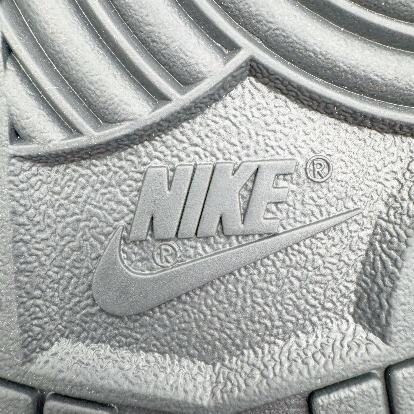 图片[20]-＃YC纯原 NK Dunk Low 灰白红 IM6670-202 实力大厂出品 新配色陆续开发 利润个位数只为口碑 全套原纸板楦头开发 确保原汁原味 完美呈现DUNK版型 一比一鞋头弧度高度鞋身弧度 此版本只针对中端市场 皮料材质有所更替 其他数据细节工艺流程均保持一致 绝不口嗨 细节品控鞋型随意对比 独家私模官方第六代原厂航空铝磨具打磨大底 鞋头坡度极致还原 无解鞋型 原盒原配 圈内天花板工艺 原厂玻璃冲刀 超高清洁度 全鞋零毛边皮料切割 原厂中底布点胶 中底布拉帮走线遵循公司 尺码：36 36.5 37.5 38 38.5 39 40 40.5 41 42 42.5 43 44 44.5 45 46-选品中心