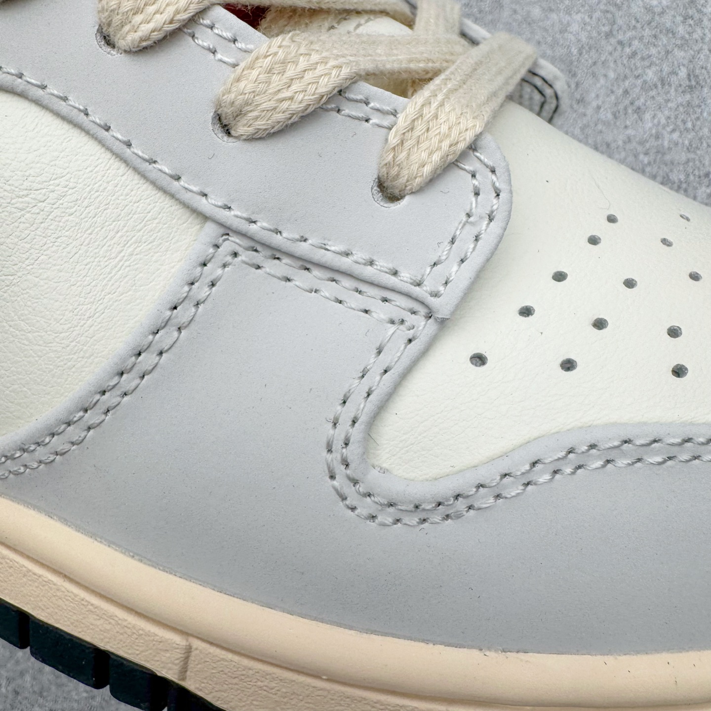 图片[19]-＃YC纯原 NK Dunk Low 灰白红 IM6670-202 实力大厂出品 新配色陆续开发 利润个位数只为口碑 全套原纸板楦头开发 确保原汁原味 完美呈现DUNK版型 一比一鞋头弧度高度鞋身弧度 此版本只针对中端市场 皮料材质有所更替 其他数据细节工艺流程均保持一致 绝不口嗨 细节品控鞋型随意对比 独家私模官方第六代原厂航空铝磨具打磨大底 鞋头坡度极致还原 无解鞋型 原盒原配 圈内天花板工艺 原厂玻璃冲刀 超高清洁度 全鞋零毛边皮料切割 原厂中底布点胶 中底布拉帮走线遵循公司 尺码：36 36.5 37.5 38 38.5 39 40 40.5 41 42 42.5 43 44 44.5 45 46-选品中心