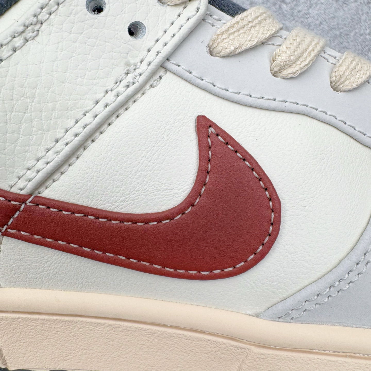 图片[18]-＃YC纯原 NK Dunk Low 灰白红 IM6670-202 实力大厂出品 新配色陆续开发 利润个位数只为口碑 全套原纸板楦头开发 确保原汁原味 完美呈现DUNK版型 一比一鞋头弧度高度鞋身弧度 此版本只针对中端市场 皮料材质有所更替 其他数据细节工艺流程均保持一致 绝不口嗨 细节品控鞋型随意对比 独家私模官方第六代原厂航空铝磨具打磨大底 鞋头坡度极致还原 无解鞋型 原盒原配 圈内天花板工艺 原厂玻璃冲刀 超高清洁度 全鞋零毛边皮料切割 原厂中底布点胶 中底布拉帮走线遵循公司 尺码：36 36.5 37.5 38 38.5 39 40 40.5 41 42 42.5 43 44 44.5 45 46-选品中心