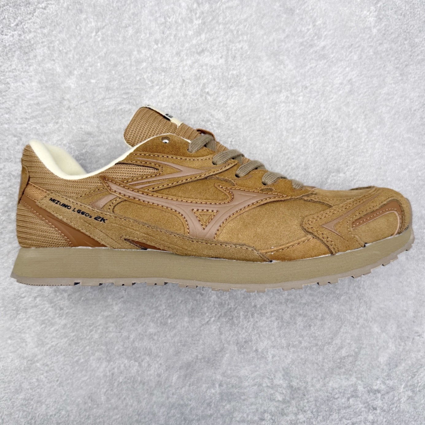 Mizuno LG 60S 2k 舒适百搭 德训 薄底 低帮 生活休闲鞋 男女同款 棕色 美津浓（Mizuno）是日本美津浓株式会社于1906年创立的运动品牌，经过一个多世纪的不断努力现已成为世界著名的运动器具、服装和鞋类生产商。美津浓力求服务于各类运动项目，并竭力使运动生活更加愉快和振奋。产品种类齐全，覆盖几乎全部主要运动项目，达到30万多个品类。尺码：36 36.5 37.5 38 38.5 39 40 40.5 41 42 42.5 43 44 44.5 45-选品中心