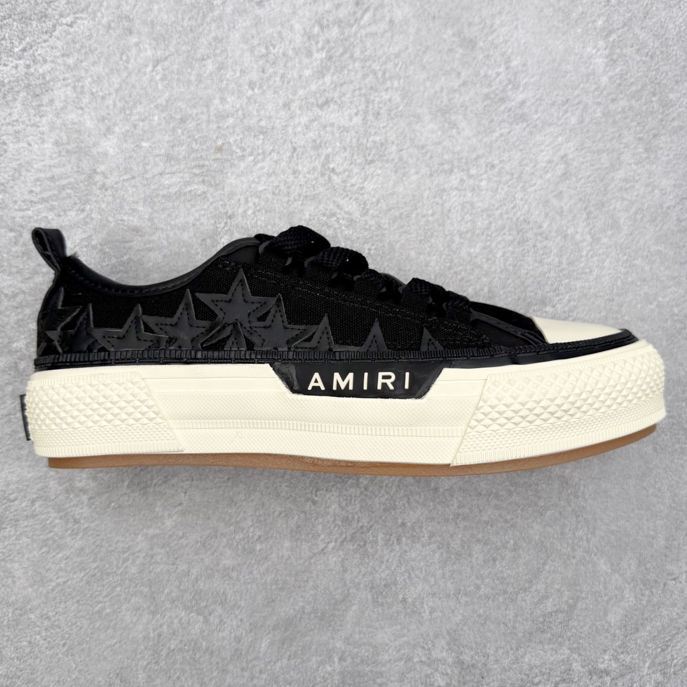 AMIRI Ma Court Low 埃米尔情侣款厚底刺绣复古休闲鞋 经典黑白棋盘格高盎司帆布鞋面搭配精致Ma刺绣将整体质感拉满，加厚格纹橡胶软底，增加耐磨有防滑，后跟部分鞋垫足足一厘米厚，上脚舒适度大大提升，全牛皮内里不捂脚，系带不穿孔的设计非常赞，舒适度和时髦度双双在线！尺码：36 37 38 39 40 41 42 43 44-选品中心