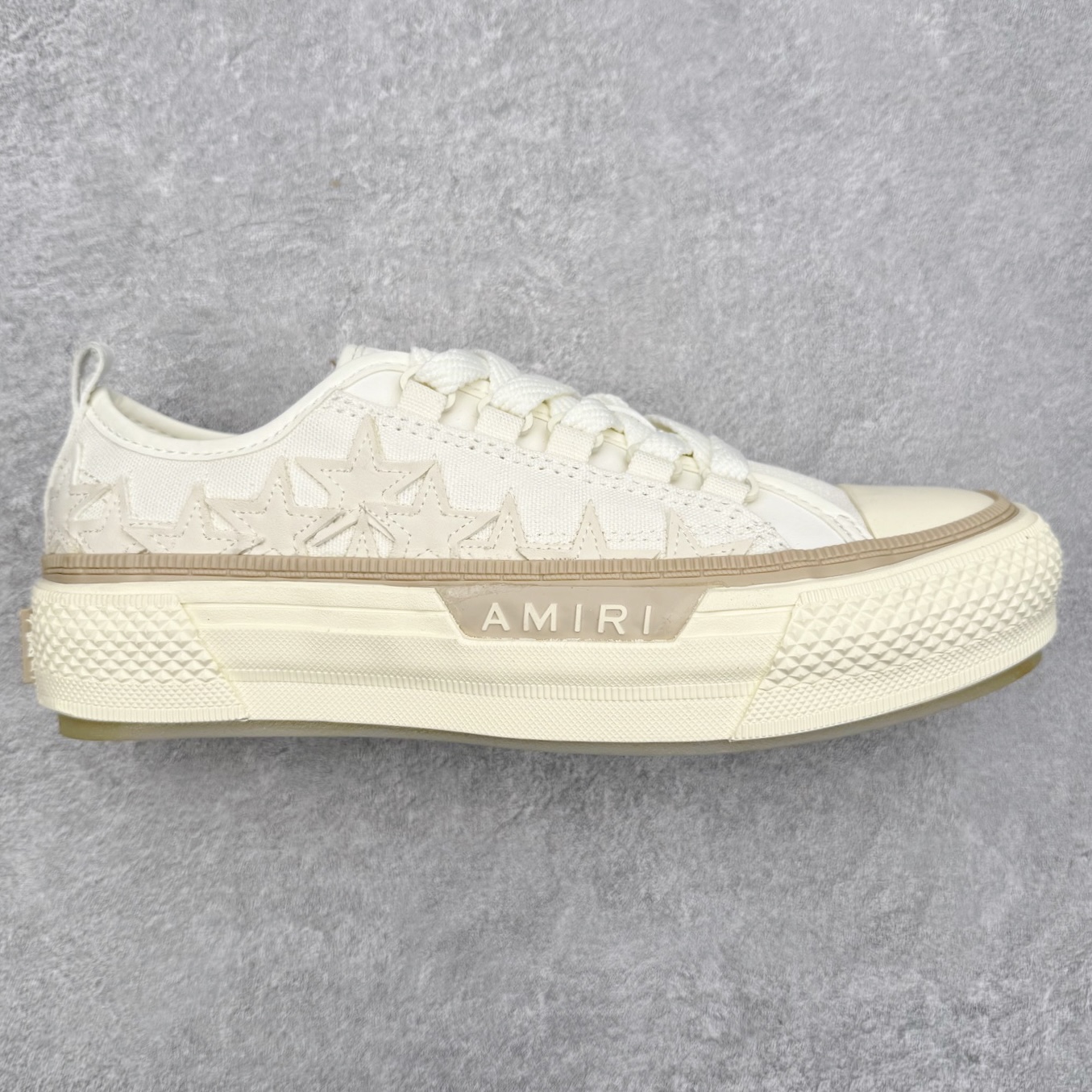 AMIRI Ma Court Low 埃米尔情侣款厚底刺绣复古休闲鞋 经典黑白棋盘格高盎司帆布鞋面搭配精致Ma刺绣将整体质感拉满，加厚格纹橡胶软底，增加耐磨有防滑，后跟部分鞋垫足足一厘米厚，上脚舒适度大大提升，全牛皮内里不捂脚，系带不穿孔的设计非常赞，舒适度和时髦度双双在线！尺码：36 37 38 39 40 41 42 43 44-选品中心