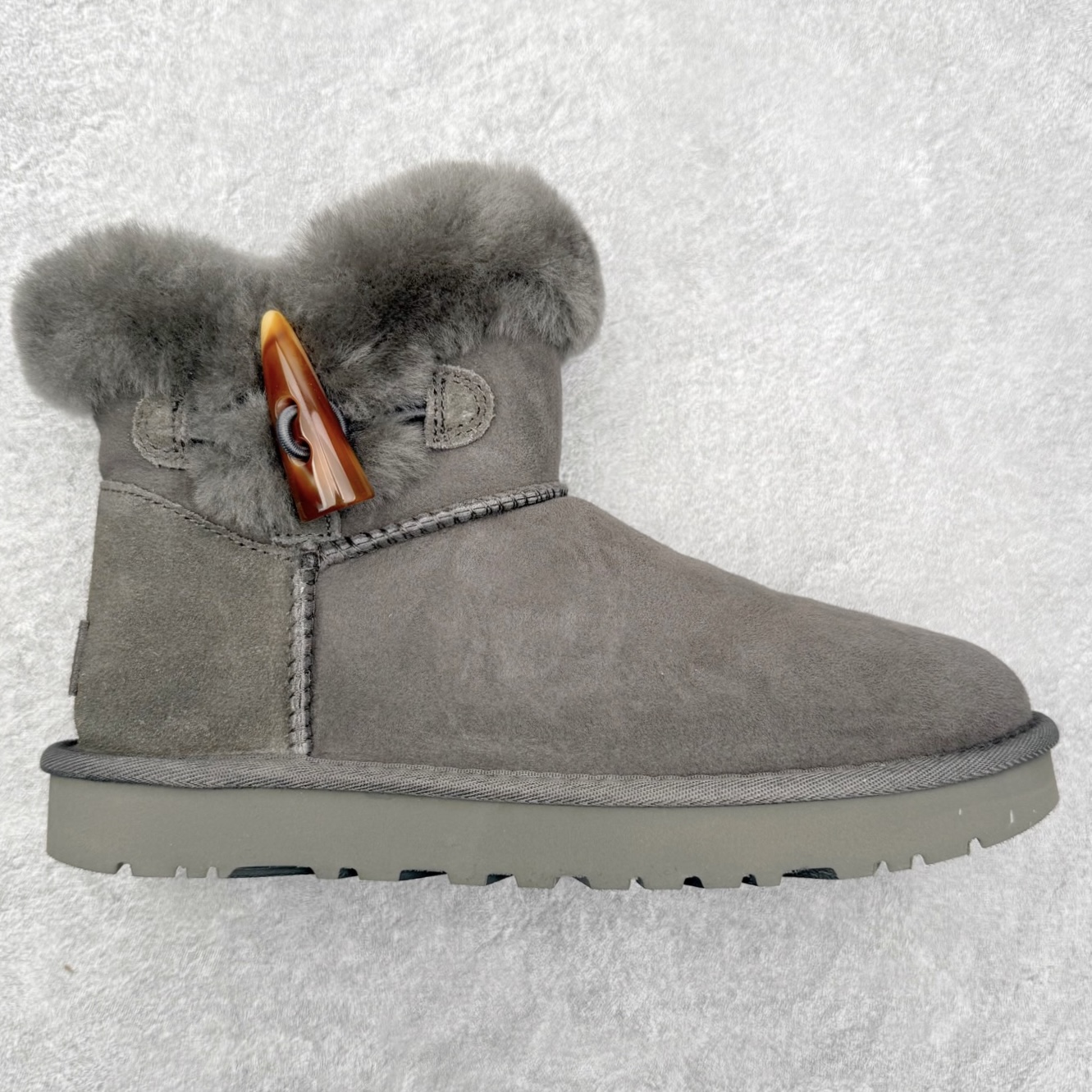 UGG 秋冬羊皮毛一体雪地靴 全鞋采用ZP同厂 隆丰A级澳洲进口羊皮毛一体 品牌代工厂生产线 完全遵循ZP工艺流程 代工厂原厂版师 秉承无原鞋不开发选择 注重每一处细节 市面最正版型 TREADLITE\\\”轻翼\\\”科技外底 轻便/耐用/柔韧/桩型【售后郑重承诺】一个月内若出现重大脱胶/断底等质量问题 直接为您换新！尺码：35 36 37 38 39 40-选品中心