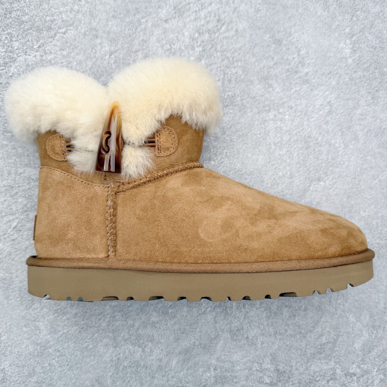 UGG 秋冬羊皮毛一体雪地靴 全鞋采用ZP同厂 隆丰A级澳洲进口羊皮毛一体 品牌代工厂生产线 完全遵循ZP工艺流程 代工厂原厂版师 秉承无原鞋不开发选择 注重每一处细节 市面最正版型 TREADLITE\\\”轻翼\\\”科技外底 轻便/耐用/柔韧/桩型【售后郑重承诺】一个月内若出现重大脱胶/断底等质量问题 直接为您换新！尺码：35 36 37 38 39 40-选品中心