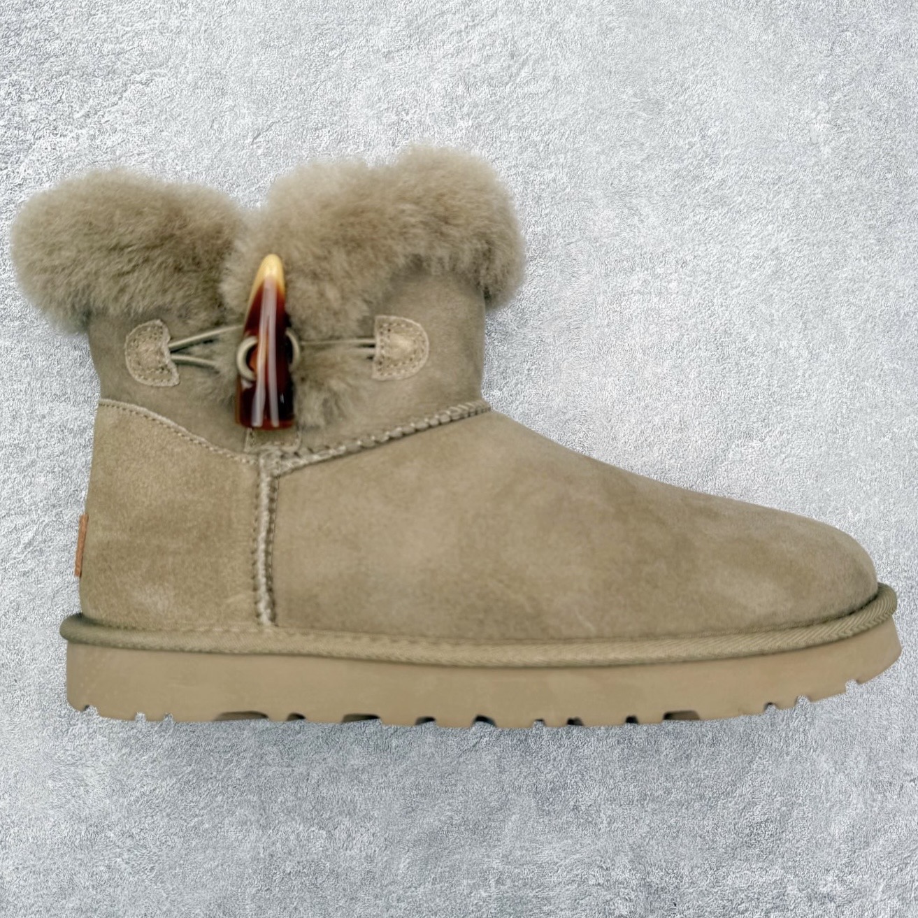 UGG 秋冬羊皮毛一体雪地靴 全鞋采用ZP同厂 隆丰A级澳洲进口羊皮毛一体 品牌代工厂生产线 完全遵循ZP工艺流程 代工厂原厂版师 秉承无原鞋不开发选择 注重每一处细节 市面最正版型 TREADLITE\\\”轻翼\\\”科技外底 轻便/耐用/柔韧/桩型【售后郑重承诺】一个月内若出现重大脱胶/断底等质量问题 直接为您换新！尺码：35 36 37 38 39 40-选品中心