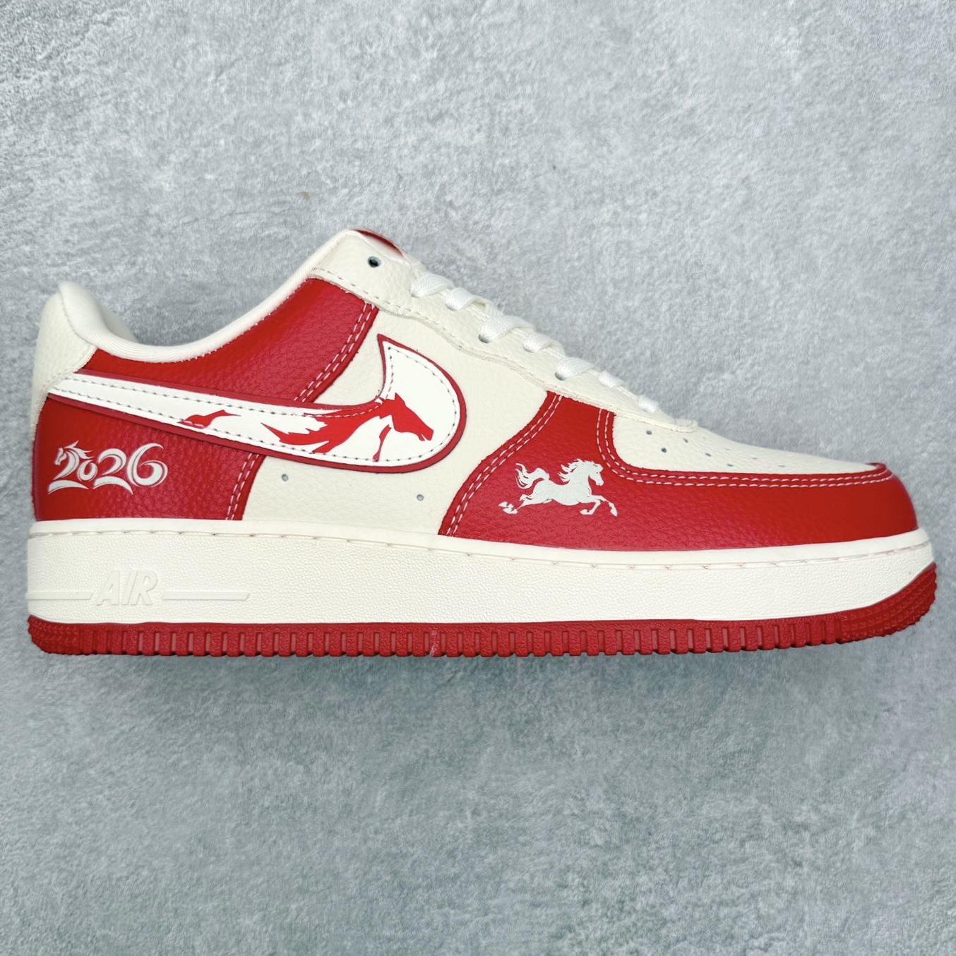 NK Air Force 1´07 Low 空军一号低帮百搭休闲运动板鞋 XL1979-134 柔软、弹性十足的缓震性能和出色的中底设计 横跨复古与现代的外型结合 造就出风靡全球 三十多年的Force 1 直到今天还深受青睐 实拍调校N版已经零色差零失真 百分百还原实物色彩所见即所得 不存在货不对板色差等低级问题 选购参考实物拍摄 不混卖不参货 只用心做好货严格选品 承诺混一赔十 尺码：36 36.5 37.5 38 38.5 39 40 40.5 41 42 42.5 43 44 44.5 45-选品中心