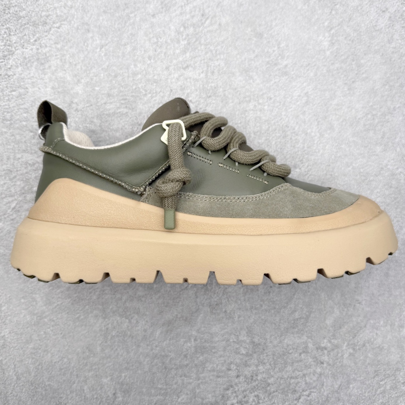 ＃GD UGG 0910 经典秋冬羊皮毛一体雪地靴 隆丰A级澳洲进口羊皮毛一体 完全遵循ZP工艺流程 代工厂原厂版师 秉承无原鞋不开发选择 注重每一处细节 市面最正版型 TREADLITE\\\”轻翼\\\”科技外底 轻便/耐用/柔韧/桩型【售后郑重承诺】一个月内若出现重大脱胶/断底等质量问题 直接为您换新 翻毛皮鞋面 细腻亲肤再生聚酯纤维滚边 舒适易打理 保暖性佳 UGG plush™ 里衬和内底 茸软亲肤 舒适暖足 经典鞋型搭配轻盈厚底 稳稳拿捏秋冬出街时髦造型 Treadlite by UGG 轻翼大底 轻盈缓震 为双足减负 舒适轻便 助你轻松畅玩整天 尺码：35 36 37 38 39 40 41 42 43 44 45-选品中心