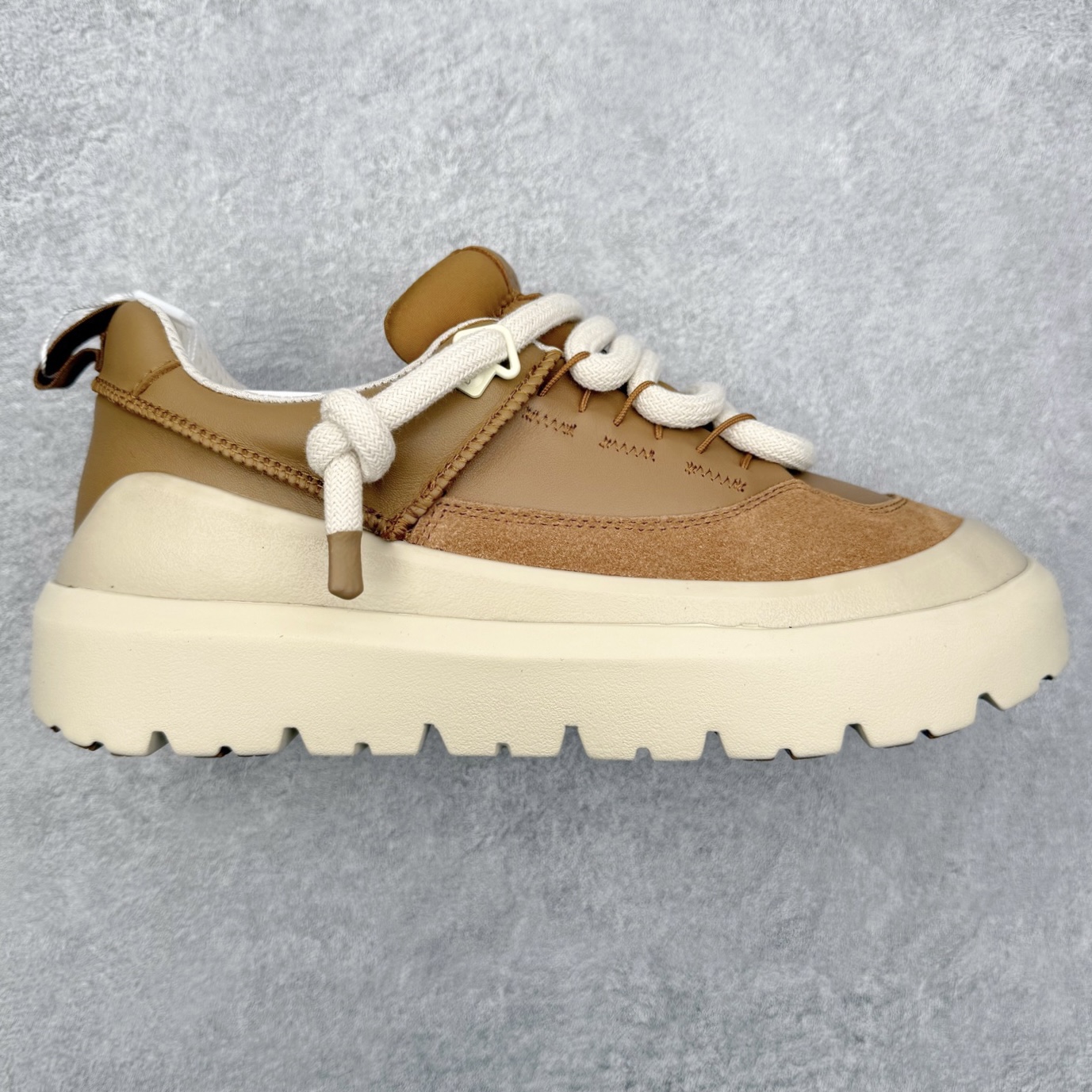 ＃GD UGG 0910 经典秋冬羊皮毛一体雪地靴 隆丰A级澳洲进口羊皮毛一体 完全遵循ZP工艺流程 代工厂原厂版师 秉承无原鞋不开发选择 注重每一处细节 市面最正版型 TREADLITE\\\”轻翼\\\”科技外底 轻便/耐用/柔韧/桩型【售后郑重承诺】一个月内若出现重大脱胶/断底等质量问题 直接为您换新 翻毛皮鞋面 细腻亲肤再生聚酯纤维滚边 舒适易打理 保暖性佳 UGG plush™ 里衬和内底 茸软亲肤 舒适暖足 经典鞋型搭配轻盈厚底 稳稳拿捏秋冬出街时髦造型 Treadlite by UGG 轻翼大底 轻盈缓震 为双足减负 舒适轻便 助你轻松畅玩整天 尺码：35 36 37 38 39 40 41 42 43 44 45-选品中心