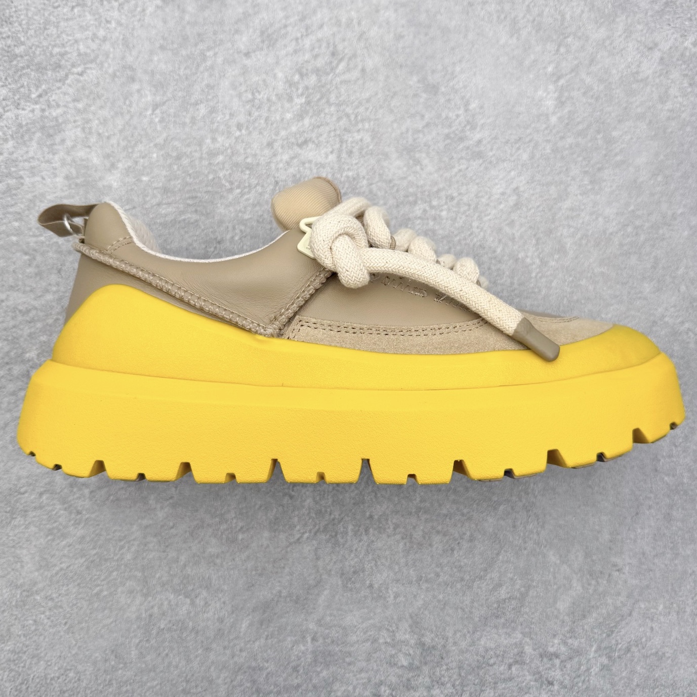 ＃GD UGG 0910 经典秋冬羊皮毛一体雪地靴 隆丰A级澳洲进口羊皮毛一体 完全遵循ZP工艺流程 代工厂原厂版师 秉承无原鞋不开发选择 注重每一处细节 市面最正版型 TREADLITE\\\”轻翼\\\”科技外底 轻便/耐用/柔韧/桩型【售后郑重承诺】一个月内若出现重大脱胶/断底等质量问题 直接为您换新 翻毛皮鞋面 细腻亲肤再生聚酯纤维滚边 舒适易打理 保暖性佳 UGG plush™ 里衬和内底 茸软亲肤 舒适暖足 经典鞋型搭配轻盈厚底 稳稳拿捏秋冬出街时髦造型 Treadlite by UGG 轻翼大底 轻盈缓震 为双足减负 舒适轻便 助你轻松畅玩整天 尺码：35 36 37 38 39 40 41 42 43 44 45-选品中心