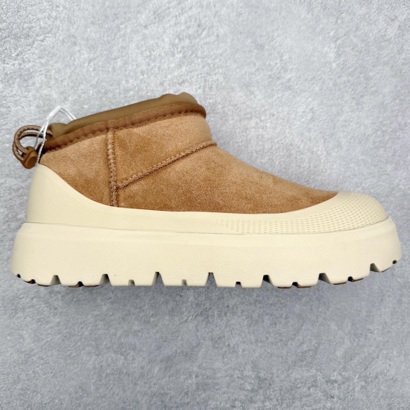 ＃GD UGG 4196 经典秋冬羊皮毛一体雪地靴 隆丰A级澳洲进口羊皮毛一体 完全遵循ZP工艺流程 代工厂原厂版师 秉承无原鞋不开发选择 注重每一处细节 市面最正版型 TREADLITE\\\”轻翼\\\”科技外底 轻便/耐用/柔韧/桩型【售后郑重承诺】一个月内若出现重大脱胶/断底等质量问题 直接为您换新 翻毛皮鞋面 细腻亲肤再生聚酯纤维滚边 舒适易打理 保暖性佳 UGG plush™ 里衬和内底 茸软亲肤 舒适暖足 经典鞋型搭配轻盈厚底 稳稳拿捏秋冬出街时髦造型 Treadlite by UGG 轻翼大底 轻盈缓震 为双足减负 舒适轻便 助你轻松畅玩整天 尺码：35 36 37 38 39 40 41 42 43 44 45-选品中心