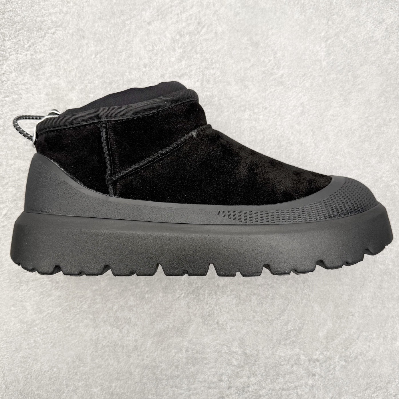 ＃GD UGG 4196 经典秋冬羊皮毛一体雪地靴 隆丰A级澳洲进口羊皮毛一体 完全遵循ZP工艺流程 代工厂原厂版师 秉承无原鞋不开发选择 注重每一处细节 市面最正版型 TREADLITE\\\”轻翼\\\”科技外底 轻便/耐用/柔韧/桩型【售后郑重承诺】一个月内若出现重大脱胶/断底等质量问题 直接为您换新 翻毛皮鞋面 细腻亲肤再生聚酯纤维滚边 舒适易打理 保暖性佳 UGG plush™ 里衬和内底 茸软亲肤 舒适暖足 经典鞋型搭配轻盈厚底 稳稳拿捏秋冬出街时髦造型 Treadlite by UGG 轻翼大底 轻盈缓震 为双足减负 舒适轻便 助你轻松畅玩整天 尺码：35 36 37 38 39 40 41 42 43 44 45-选品中心