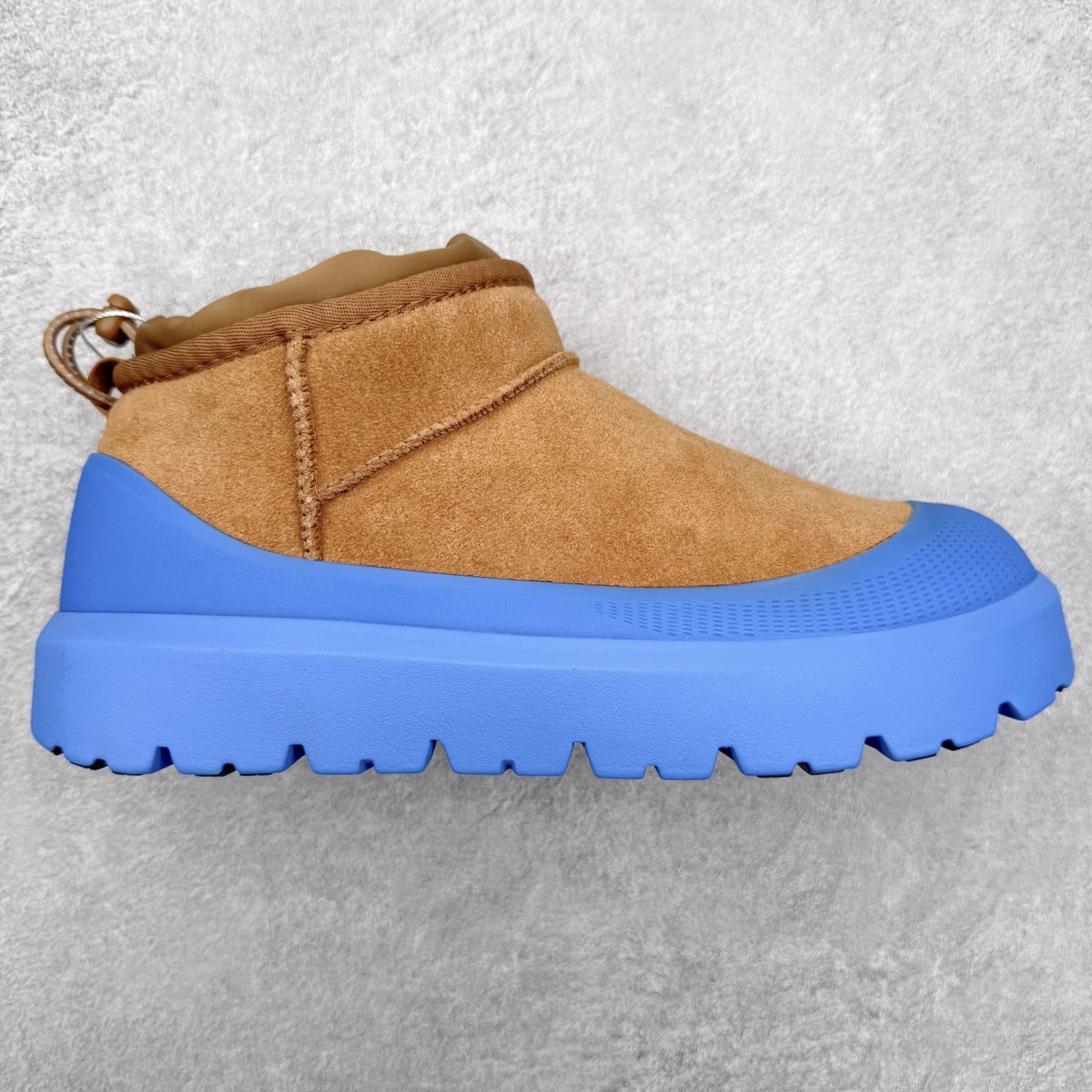 ＃GD UGG 4196 经典秋冬羊皮毛一体雪地靴 隆丰A级澳洲进口羊皮毛一体 完全遵循ZP工艺流程 代工厂原厂版师 秉承无原鞋不开发选择 注重每一处细节 市面最正版型 TREADLITE\\\”轻翼\\\”科技外底 轻便/耐用/柔韧/桩型【售后郑重承诺】一个月内若出现重大脱胶/断底等质量问题 直接为您换新 翻毛皮鞋面 细腻亲肤再生聚酯纤维滚边 舒适易打理 保暖性佳 UGG plush™ 里衬和内底 茸软亲肤 舒适暖足 经典鞋型搭配轻盈厚底 稳稳拿捏秋冬出街时髦造型 Treadlite by UGG 轻翼大底 轻盈缓震 为双足减负 舒适轻便 助你轻松畅玩整天 尺码：35 36 37 38 39 40 41 42 43 44 45-选品中心