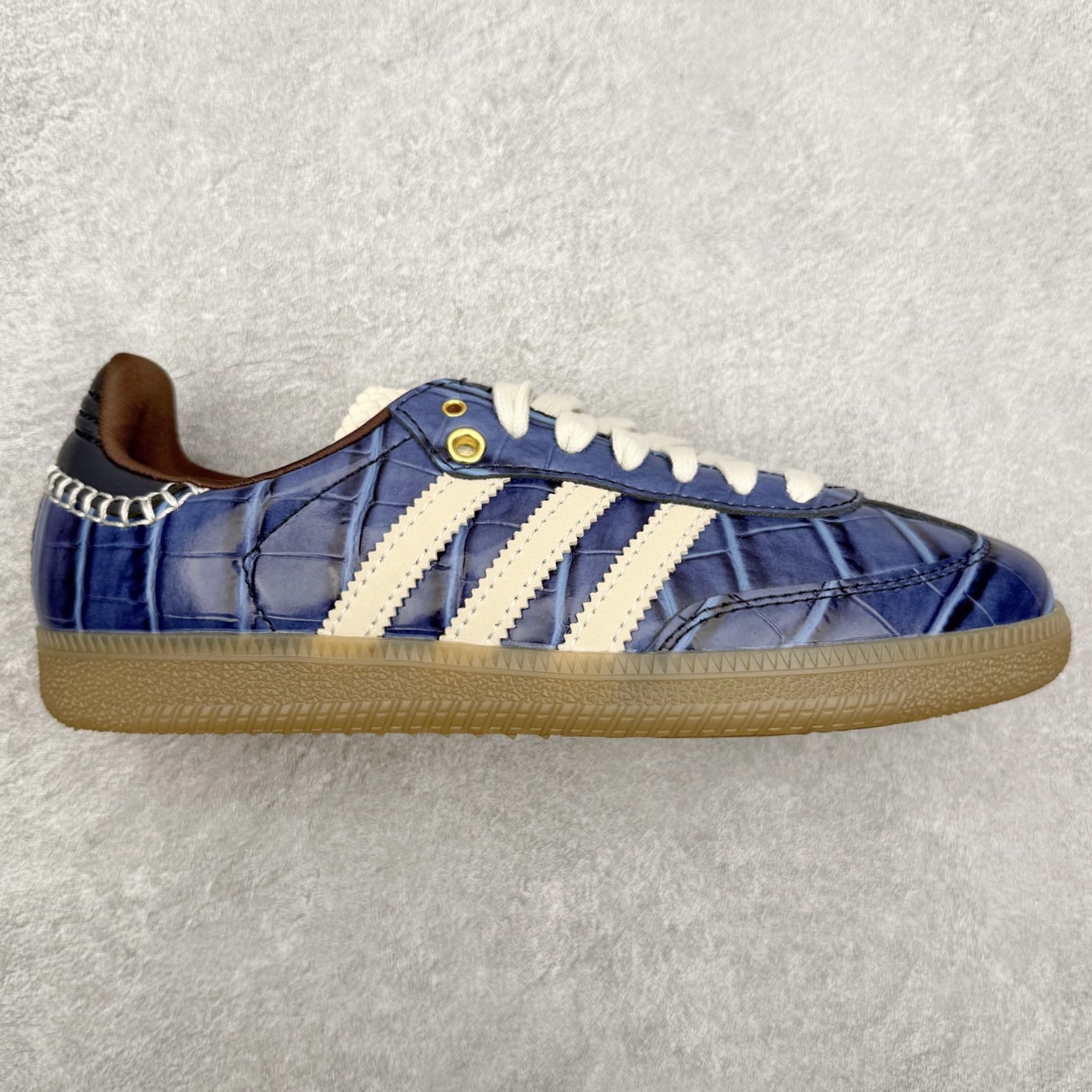 ＃纯原 AD Original Samba OG 复古经典轻便板鞋 JH9825 口碑大厂出品 品控大底版型不断改良更新 全套原纸板楦头开发 确保原汁原味 完美呈现桑巴版型 一比一鞋头弧度高度鞋身弧度 此版本只针对中端市场 皮料材质有所更替 其他数据细节工艺流程均保持一致 绝不口嗨 细节品控鞋型随意对比 正确烫金高频细节 原装纳米超迁皮料 独家私模橡胶大底 原盒原配 这款桑巴鞋展示了高质量的工艺 带有装饰的超锁缝制和无缝的手感 柔软、柔软的皮革造型和标志性的3条纹完成了精致的外观 正规合身鞋带 鞋面上有绒面鞋垫 橡胶鞋底 享受正畸套筒软感 自50年代首次亮相以来就一直在赢得粉丝的青睐 尺码：35.5 36 36.5 37.5 38 38.5 39 40 40.5 41 42 42.5 43 44 44.5 45-选品中心