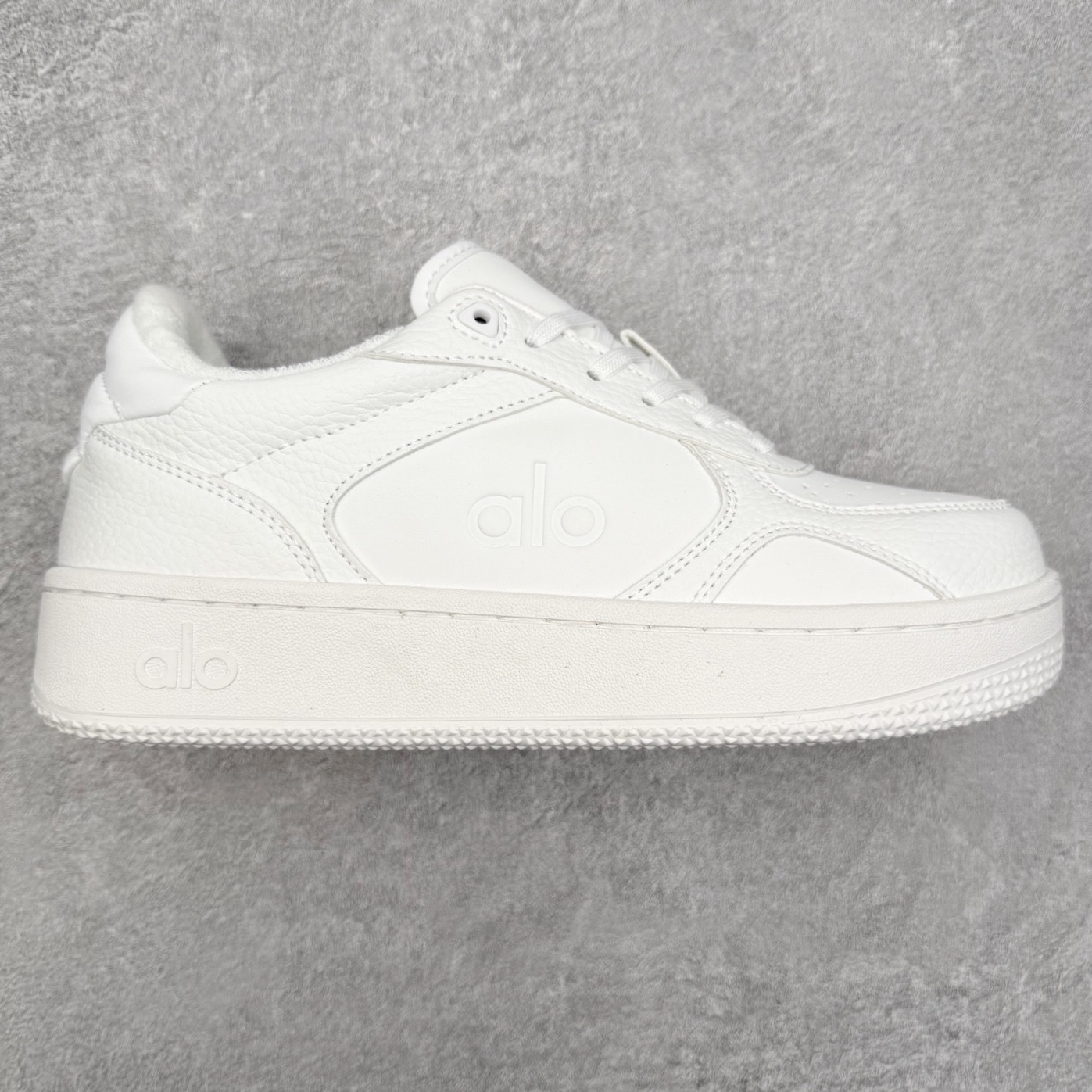 Alo yoga 易梦玲 Jisoo智秀 等多位明星同款上脚 主打各大平台外贸主推大厂采购原材料多处细节一步到位 生产细节 没得说 一款随意搭配的都好看的鞋子aIo采用增高4cm 主打熊猫色 春夏秋冬四季款 舒适简约板鞋 TPU防滑耐磨鞋底 #alo #alo女孩 #AIo #健身穿搭 #鞋子推荐 #板鞋 尺码：35 36 37 38 39 40 41 42 43 44 45-选品中心